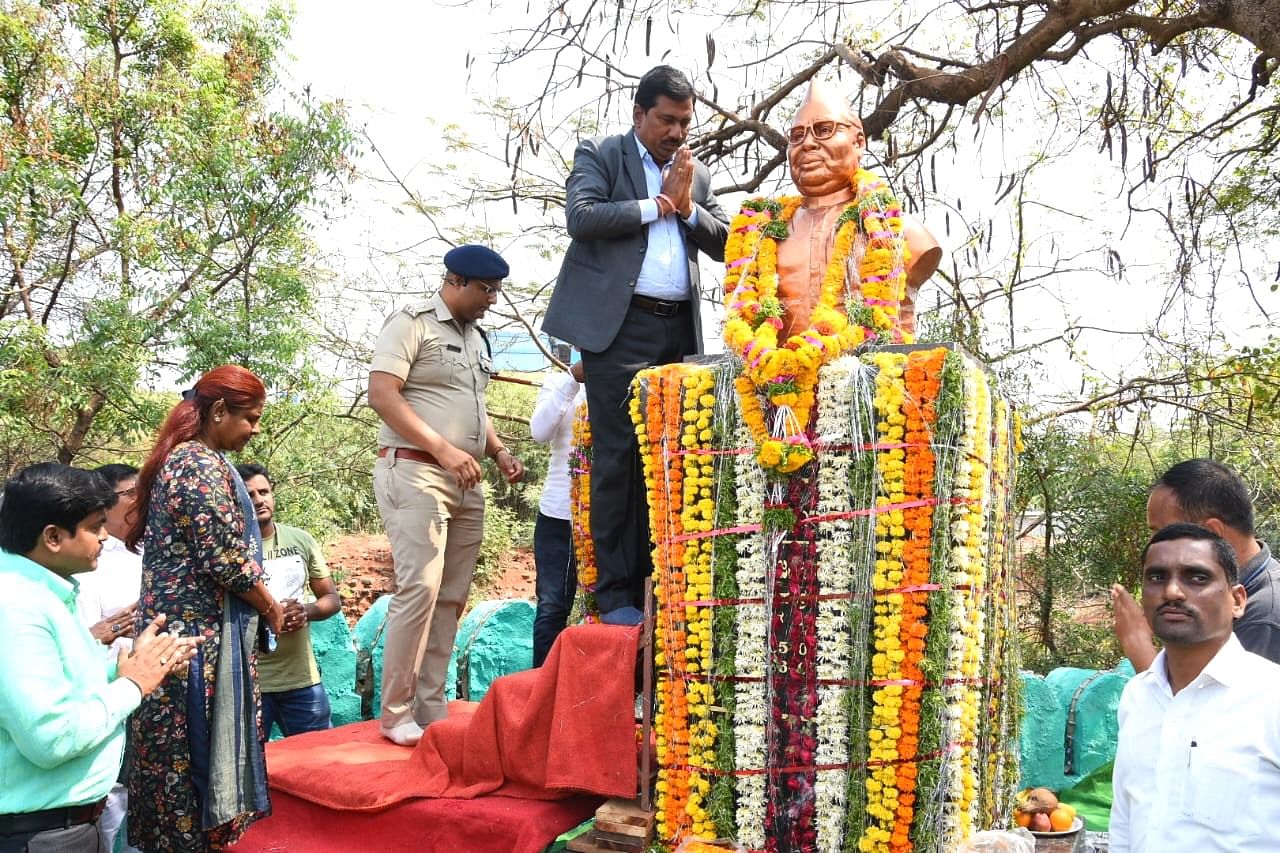 ಬೀದರ್‌ನ ಹೈದರಾಬಾದ್‌ ರಸ್ತೆಯಲ್ಲಿರುವ ಡಾ. ಬಾಬು ಜಗಜೀವನರಾಮ್‌ ಅವರ ಪುತ್ಥಳಿಗೆ ಜಿಲ್ಲಾಧಿಕಾರಿ ಗೋವಿಂದ ರೆಡ್ಡಿ, ಎಸ್ಪಿ ಚನ್ನಬಸವಣ್ಣ ಎಸ್‌.ಎಲ್‌. ಅವರು ಶುಕ್ರವಾರ ಗೌರವ ಸಲ್ಲಿಸಿದರು