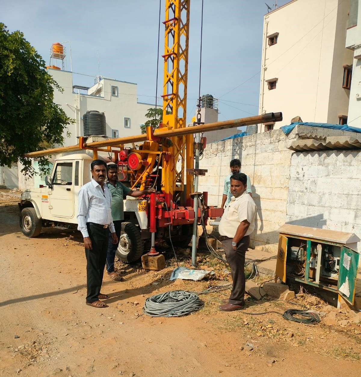 ತುಂಗಾಭದ್ರಾ ಬಡಾವಣೆಯಲ್ಲಿ ಕೊಳವೆಬಾವಿಯನ್ನು ಮತ್ತಷ್ಟು ಆಳಕ್ಕೆ ಕೊರೆದು, ಜಲಮಂಡಳಿ ಸಿಬ್ಬಂದಿ ಹೆಚ್ಚಿನ ಪೈಪ್‌ಲೈನ್‌ ಅಳವಡಿಸಿದರು.