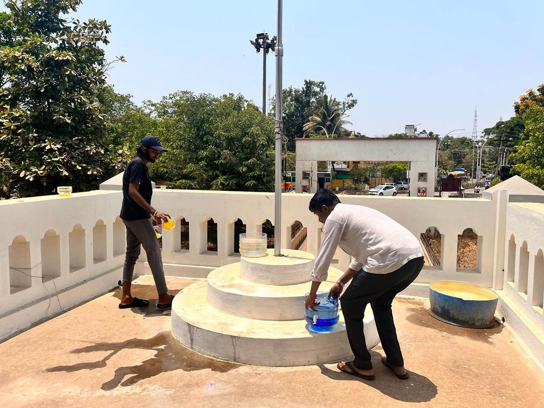 ಚನ್ನಗಿರಿಯ ತಹಶೀಲ್ದಾರ್ ಕಚೇರಿಯ ತಾರಸಿ ಮೇಲೆ ಪಕ್ಷಿಗಳಿಗಾಗಿ ಕುಡಿಯುವ ನೀರಿನ ವ್ಯವಸ್ಥೆ ಮಾಡಿರುವುದು