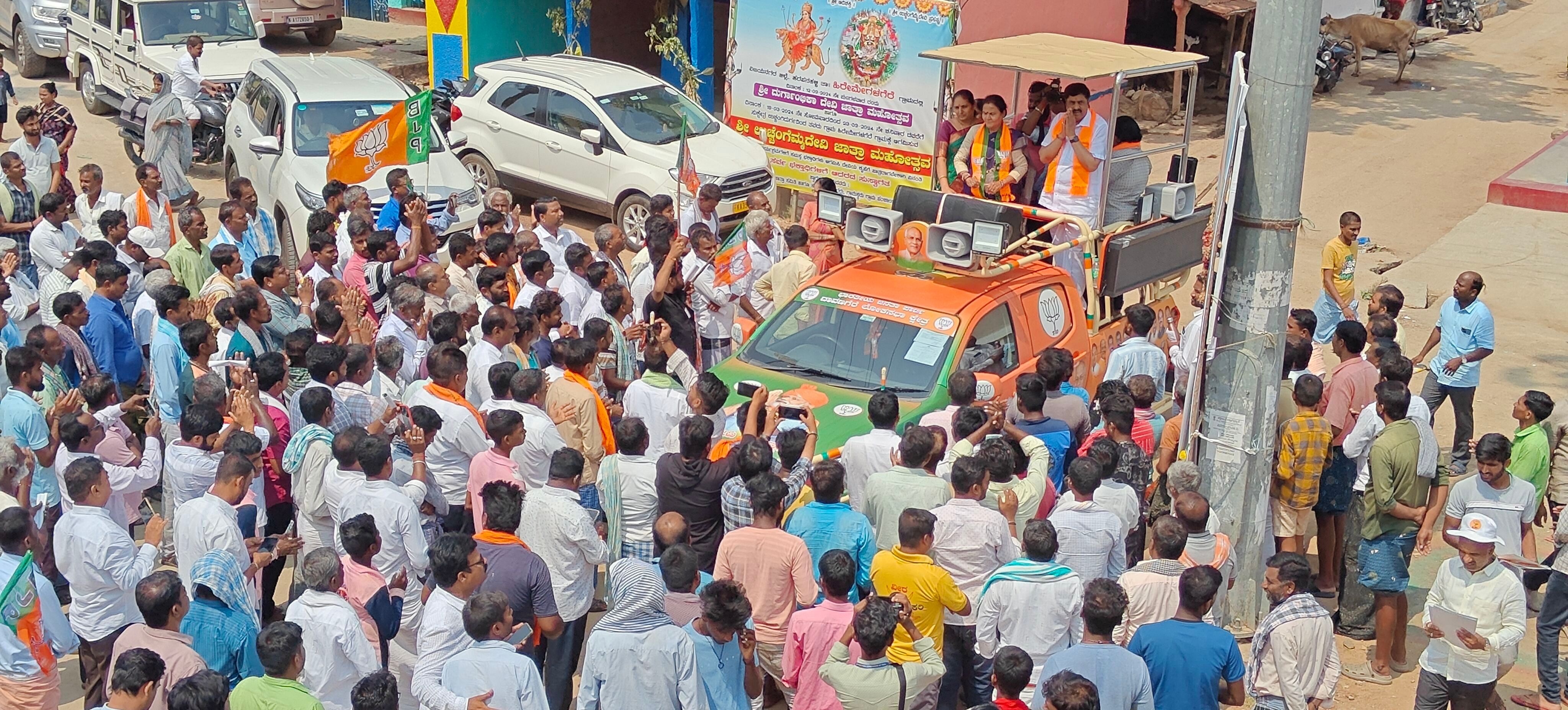 ಅರಸೀಕೆರೆ ಹೋಬಳಿಯ ಹಿರೇಮೆಗಳಗೆರೆ ಗ್ರಾಮದಲ್ಲಿ ದಾವಣಗೆರೆ ಲೋಕಸಭಾ ಕ್ಷೇತ್ರದ ಬಿಜೆಪಿ ಅಭ್ಯರ್ಥಿ ಗಾಯತ್ರಿ ಸಿದ್ದೇಶ್ವರ ಪರ ಮಾಜಿ ಶಾಸಕ ಜಿ.ಕರುಣಾಕರ ರೆಡ್ಡಿ ಪ್ರಚಾರ ನಡೆಸಿದರು