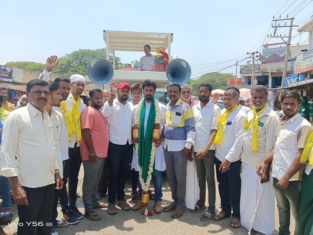 ಹೊನ್ನಾಳಿಯಲ್ಲಿ ಪ್ರಚಾರ ಕಯಗೊಂಡಿದ್ದ ಪಕ್ಷೇತರ ಅಭ್ಯರ್ಥಿ ಜಿ.ಬಿ. ವಿನಯ್‍ಕುಮಾರ್ ಅವರಿಗೆ ಮತದಾರರು ಹೂವಿನ ಹಾರ ಹಾಕಿ ಸ್ವಾಗತಿಸಿದರು