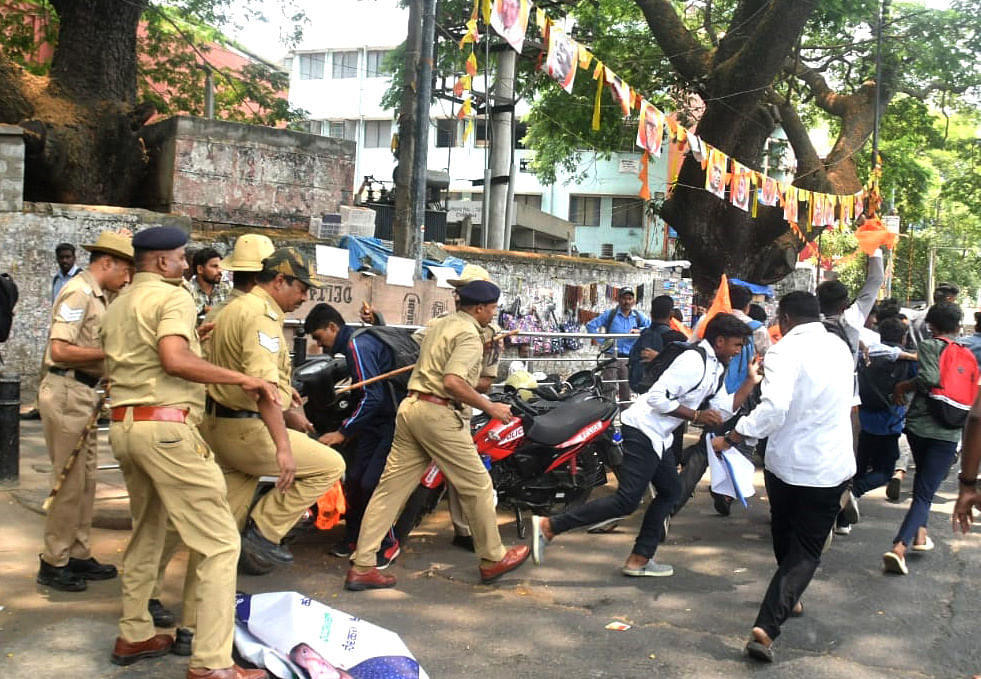 ನಗರದ ಮೈಸೂರು ಬ್ಯಾಂಕ್‌ ವೃತ್ತದಲ್ಲಿ ಪೊಲೀಸರು ಲಾಠಿ ಬೀಸಿ ಎಬಿವಿಪಿ ಕಾರ್ಯಕರ್ತರನ್ನು ಚದುರಿಸಿದರು.