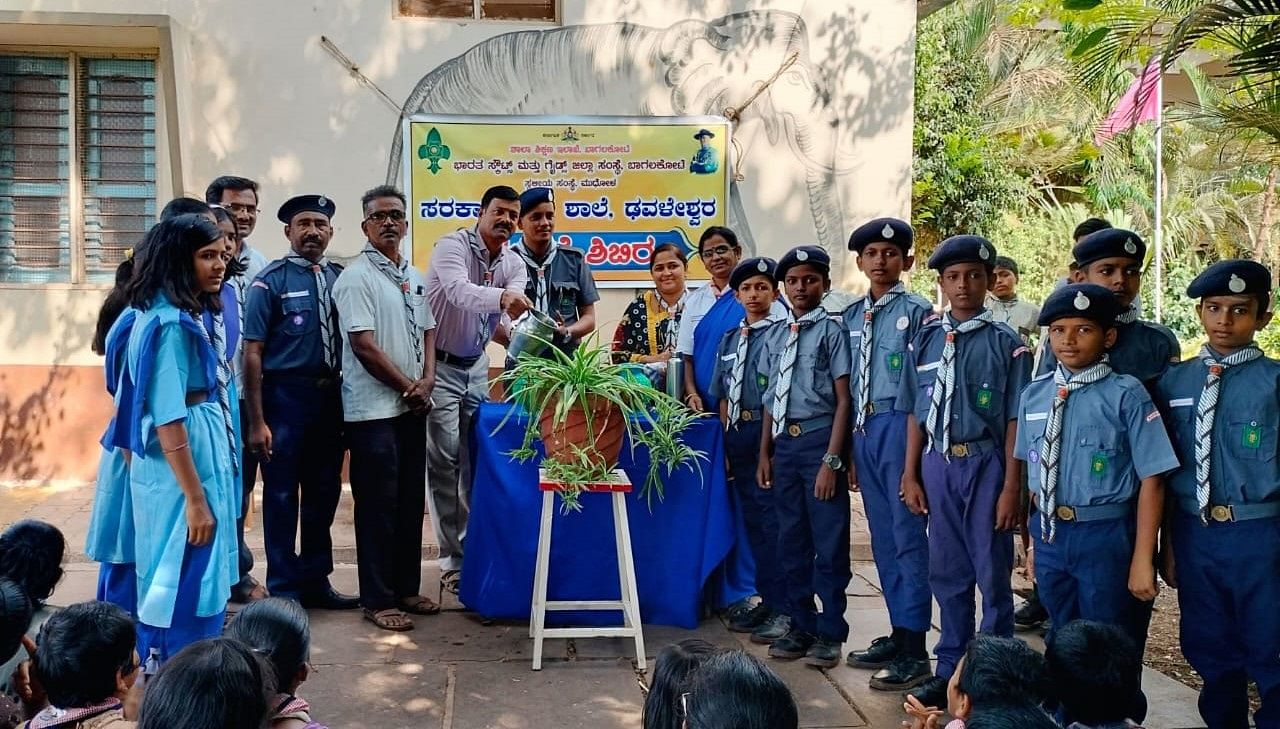 ಮಹಾಲಿಂಗಪುರ ಸಮೀಪದ ಢವಳೇಶ್ವರ ಗ್ರಾಮದಲ್ಲಿ ನಾಲ್ಕು ದಿನದ ಭಾರತ ಸ್ಕೌಟ್ಸ್ ಮತ್ತು ಗೈಡ್ಸ್ ಮಕ್ಕಳ ಬೇಸಿಗೆ ಶಿಬಿರಕ್ಕೆ ಎಚ್.ಬಿ.ಭಜಂತ್ರಿ ಚಾಲನೆ ನೀಡಿದರು