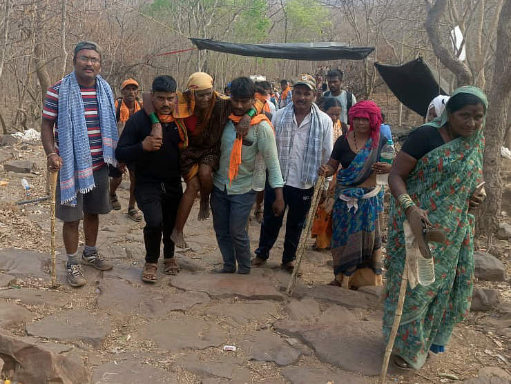 ಆಂಧ್ರಪ್ರದೇಶದ ಶ್ರೀಶೈಲ್ ಕ್ಷೇತ್ರಕ್ಕೆ ಪಾದಯಾತ್ರೆ ಮೂಲಕ ಸಾಗುವಾಗ ಭೀಮನಕೊಳ್ಳದಲ್ಲಿ ಸುಸ್ತಾದ ಅಜ್ಜಿಯನ್ನು ಸಿಂದಗಿ ಮೂಲದ ಯುವಕರು ಹೊತ್ತುಕೊಂಡು ಸಾಗಿದರು