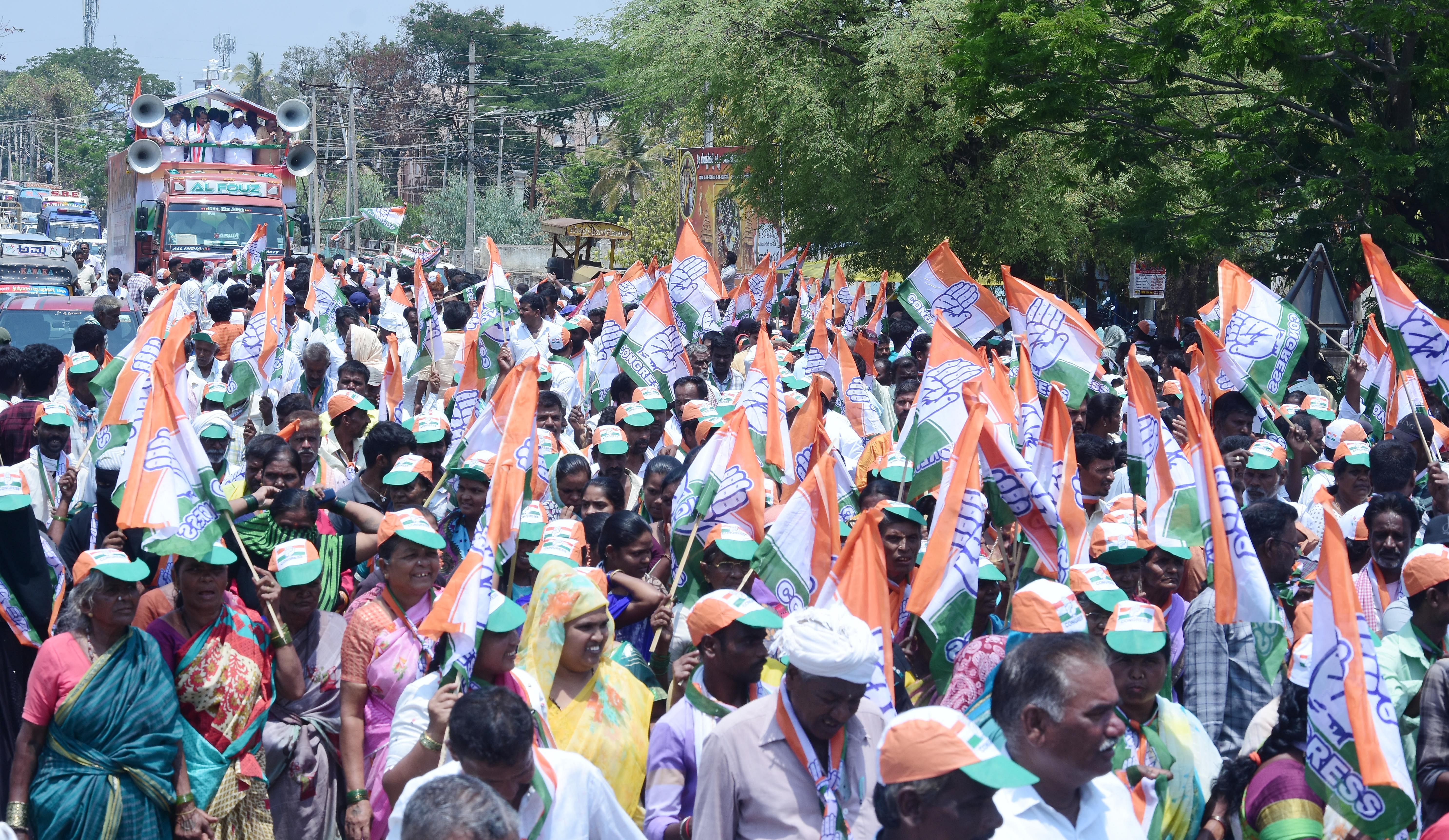 ಹೊಸದುರ್ಗದಲ್ಲಿ ಸೋಮವಾರ ಕಾಂಗ್ರೆಸ್‌ ನಡೆಸಿದ ಭರ್ಜರಿ ರೋಡ್‌ ಶೋನಲ್ಲಿ ಪಾಲ್ಗೊಂಡಿದ್ದ ಜನರು