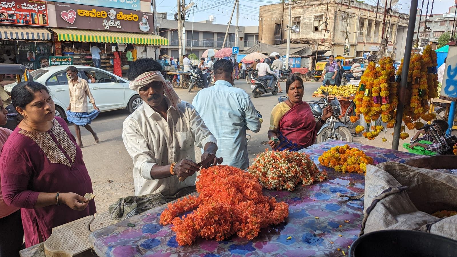 ಚಾಮರಾಜನಗರದ ಹೂವಿನ ಮಳಿಗೆಯೊಂದರಲ್ಲಿ ಗ್ರಾಹಕರು ಹೂವು ಖರೀದಿಸಿದರು