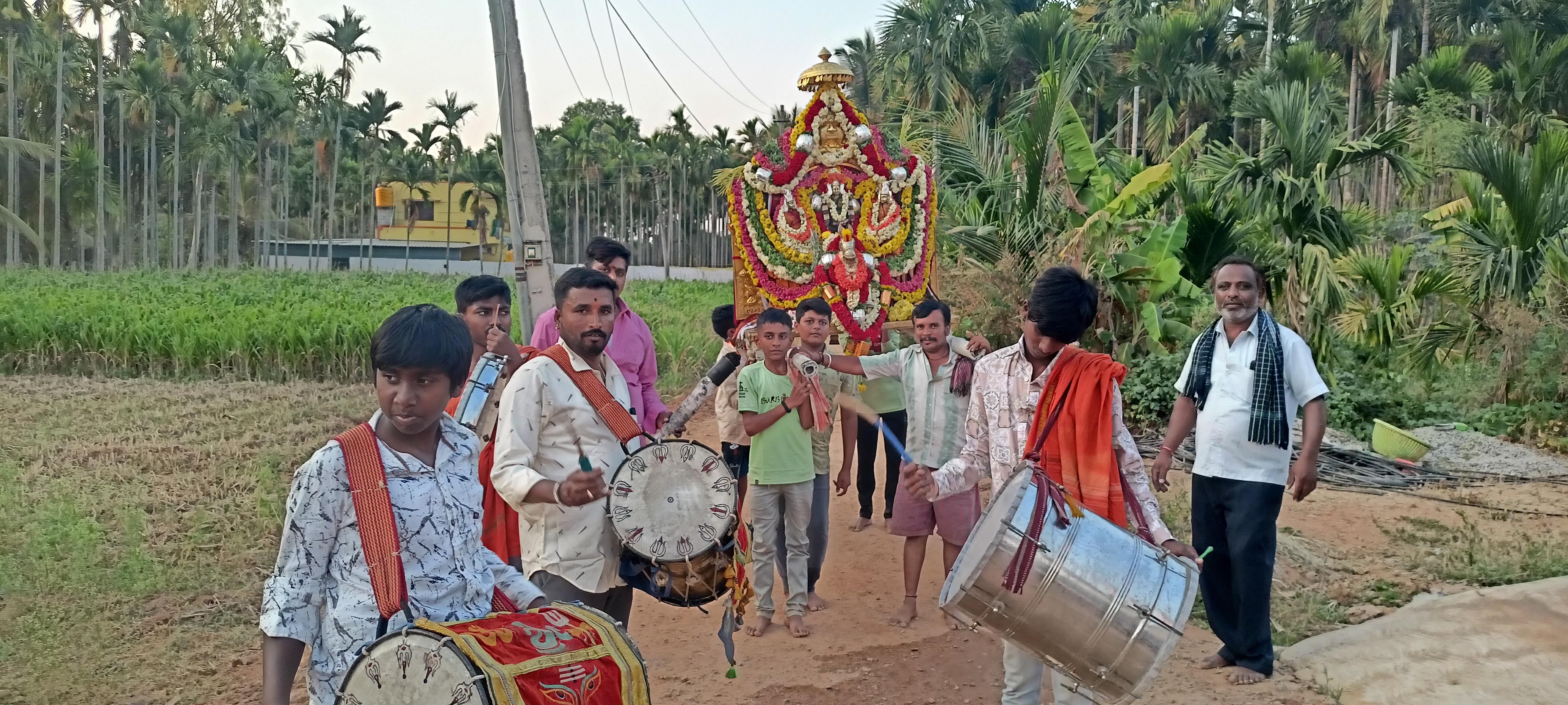 ಕುದೂರು ಸಮೀಪದ ಬೀಚನಹಳ್ಳಿ ಗ್ರಾಮದಲ್ಲಿ ಯುಗಾದಿ ಹಬ್ಬದ ಪ್ರಯುಕ್ತ ಲಕ್ಷ್ಮಿನರಸಿಂಹ ದೇವರ ಮೆರವಣಿಗೆ ನಡೆಯಿತು