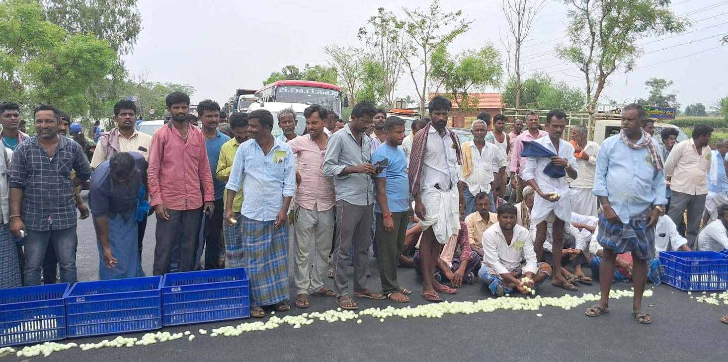 ಮಳವಳ್ಳಿ ತಾಲ್ಲೂಕಿನ ಬುಗತಗಹಳ್ಳಿ ಬಳಿಯ ಸರ್ಕಾರಿ ರೇಷ್ಮೆಗೂಡು ಮಾರುಕಟ್ಟೆಯಲ್ಲಿ ಹರಾಜು ಪ್ರಕ್ರಿಯೆ ವಿಳಂಬವಾದ ಹಿನ್ನಲೆಯಲ್ಲಿ ರೈತರು ಮದ್ದೂರು-ಮಳವಳ್ಳಿ ರಸ್ತೆಗೆ ರೇಷ್ಮೆ ಗೂಡು ಸುರಿದು ಕೆಲಕಾಲ ಪ್ರತಿಭಟನೆ ನಡೆಸಿದರು