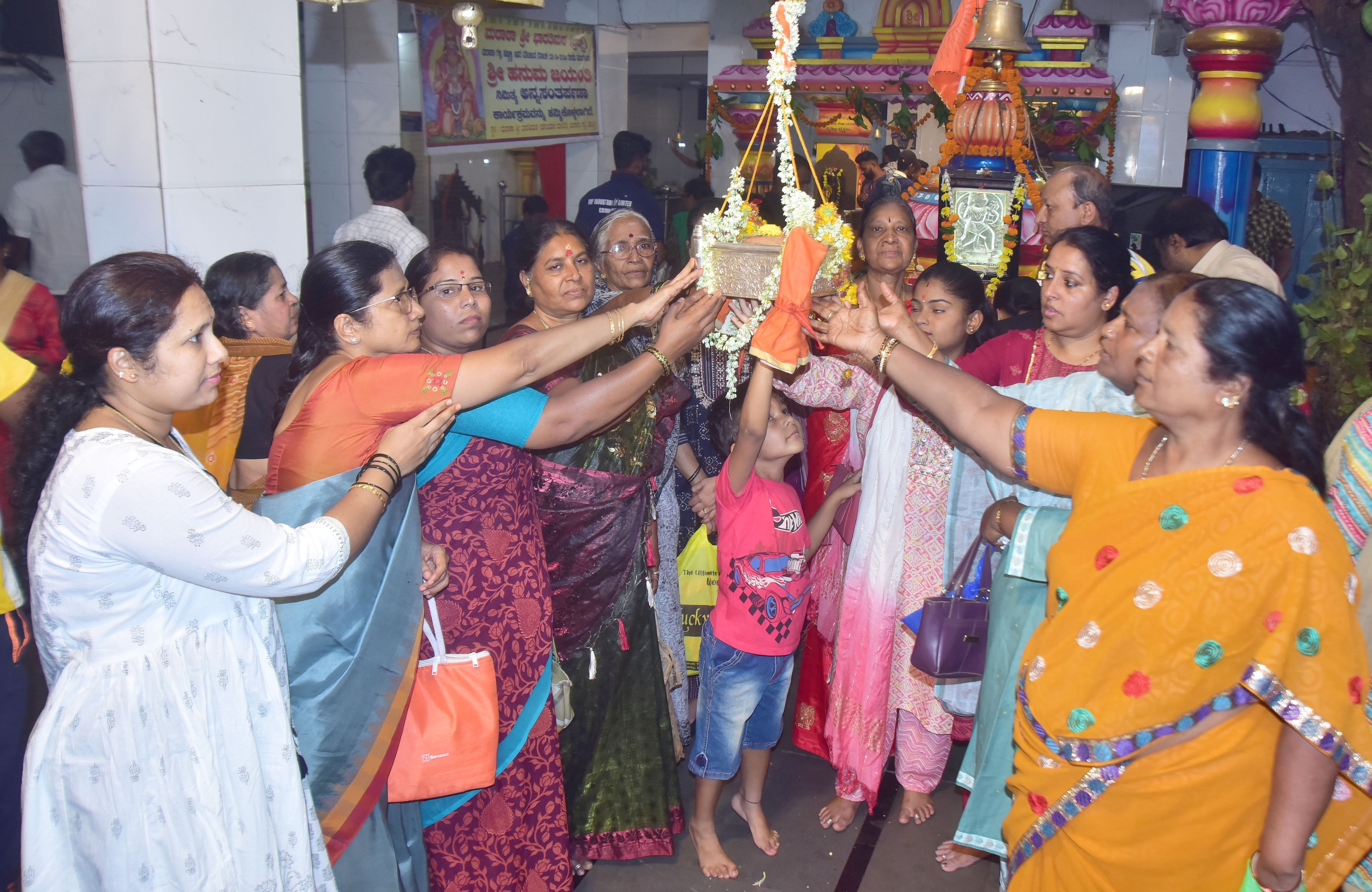 ಹನುಮಾನ್ ಜಯಂತಿ ಪ್ರಯುಕ್ತ ಹುಬ್ಬಳ್ಳಿಯ ಮರಾಟ ಗಲ್ಲಿಯ ಹನುಮಾನ್ ದೇವಸ್ಥಾನದಲ್ಲಿ ತೊಟ್ಟಿಲೋತ್ಸವ ಮಂಗಳವಾರ ನಡೆಯಿತು