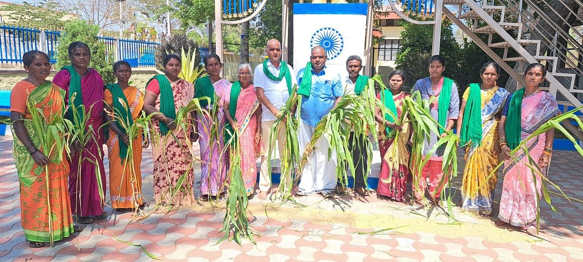 ಬರದಿಂದ ತತ್ತರಿಸಿರುವ ಹೈನೋದ್ಯಮ ರಕ್ಷಣೆಗೆ ಹಸಿರು ಮೇವು ಹಾಗೂ ಸಬ್ಸಿಡಿ ದರದಲ್ಲಿ ಪಶು ಆಹಾರ ವಿತರಣೆ ಮಾಡಬೇಕೆಂದು ರೈತ ಸಂಘದವರು ನಗರದ ಅಂಬೇಡ್ಕರ್ ಪ್ರತಿಮೆ ಮುಂಭಾಗ ಒತ್ತಾಯಿಸಿದರು