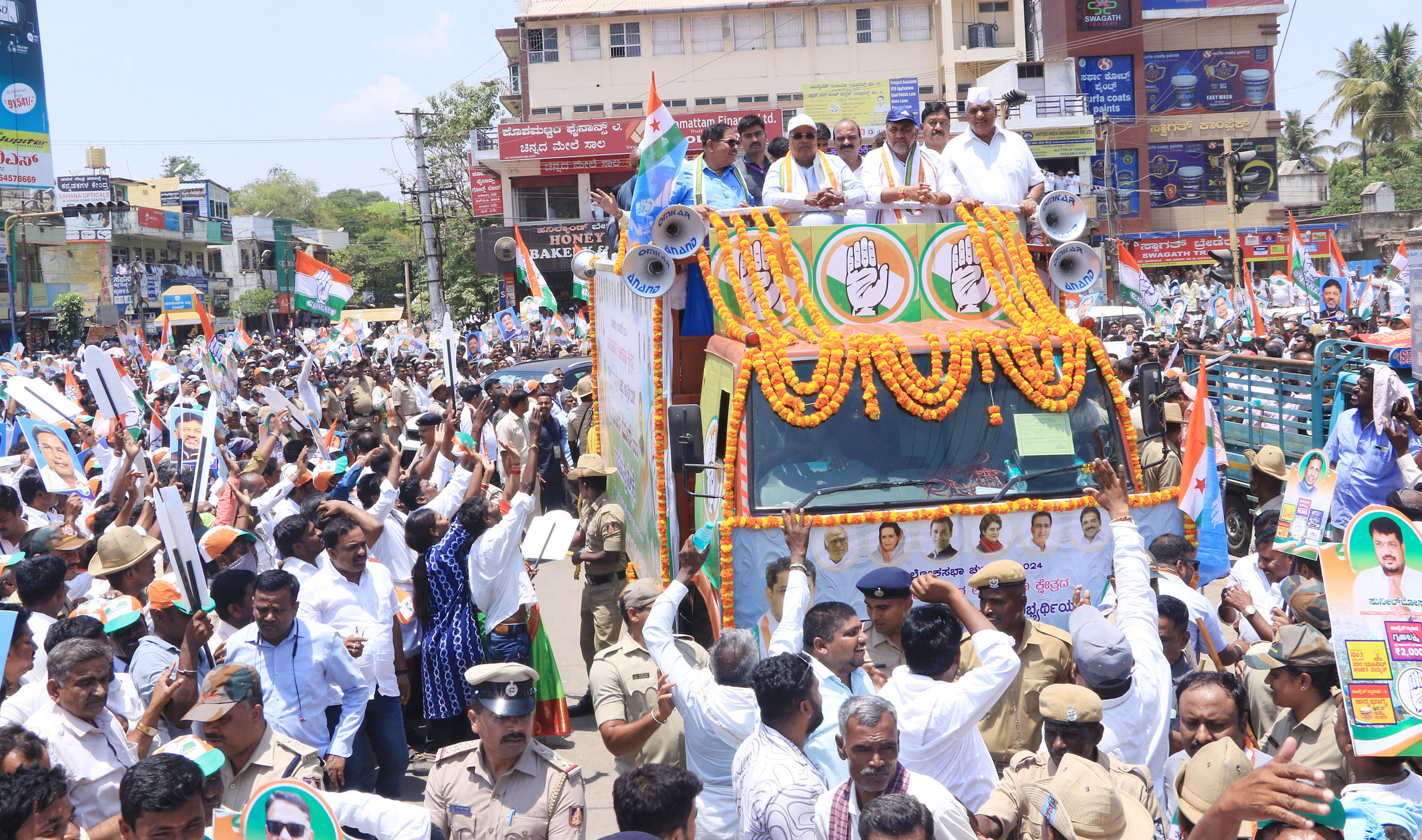 ಚಾಮರಾಜನಗರದಲ್ಲಿ ಕಾಂಗ್ರೆಸ್‌ ಹಮ್ಮಿಕೊಂಡಿದ್ದ ರೋಡ್‌ ಶೋನಲ್ಲಿ ಮುಖ್ಯಮಂತ್ರಿ ಸಿದ್ದರಾಮಯ್ಯ, ಉಪಮುಖ್ಯಮಂತ್ರಿ ಡಿ.ಕೆ.ಶಿವಕುಮಾರ್‌, ಸಚಿವರಾದ ಪರಮೇಶ್ವರ, ಮಹದೇವಪ್ಪ, ಕೆ.ವೆಂಕಟೇಶ್‌ ಭಾಗವಹಿಸಿದ್ದರು