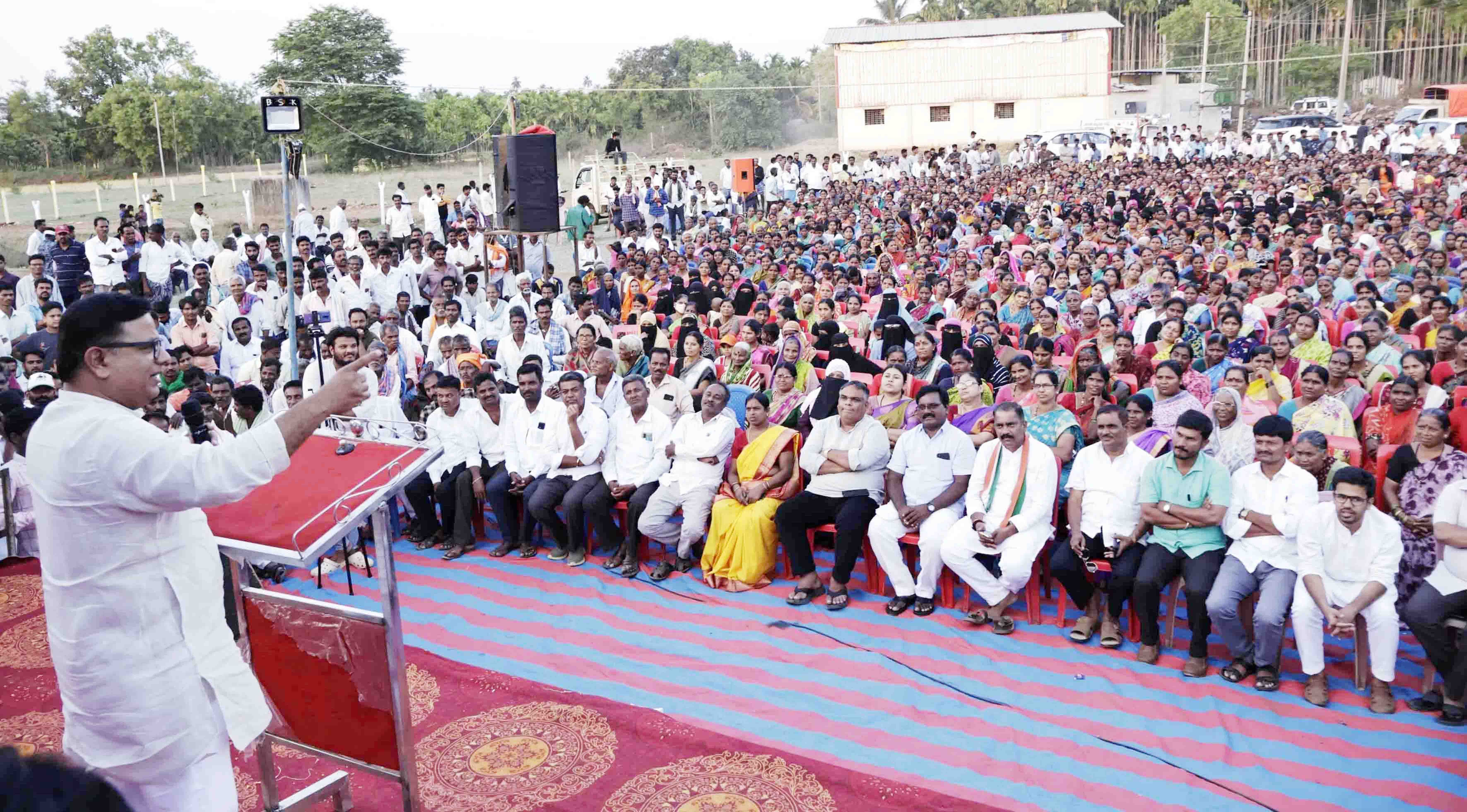 ತಿಳವಳ್ಳಿಯಲ್ಲಿ ನಡೆದ ಕಾಂಗ್ರೆಸ್ ಪ್ರಚಾರ ಸಭೆಯಲ್ಲಿ ಶಾಸಕ ಶ್ರೀನಿವಾಸ ಮಾನೆ ಮಾತನಾಡಿದರು