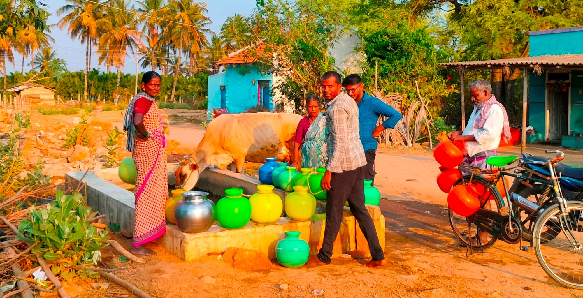 ಬೀರೂರು ಹೋಬಳಿ ಜೋಡಿತಿಮ್ಮಾಪುರ ಗ್ರಾಮದಲ್ಲಿ ಕುಡಿಯುವ ನೀರಿಗಾಗಿ ಜನರು ಕಾಯುತ್ತಿರುವುದು