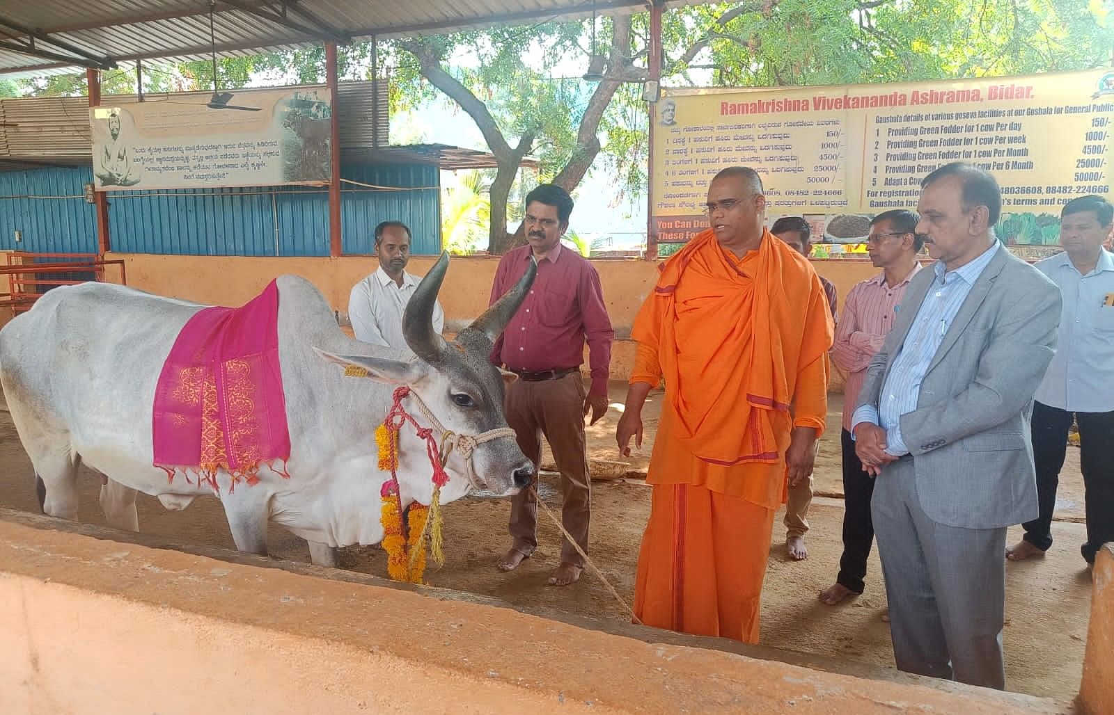 ಜಾನುವಾರುಗಳ ಕಾಲು, ಬಾಯಿ, ಜ್ವರ ಲಸಿಕಾ ಕಾರ್ಯಕ್ರಮಕ್ಕೆ ಬೀದರ್‌ನ ರಾಮಕೃಷ್ಣ ವಿವೇಕಾನಂದ ಆಶ್ರಮದ ಗೋಶಾಲೆಯಲ್ಲಿ ಚಾಲನೆ ನೀಡಲಾಯಿತು