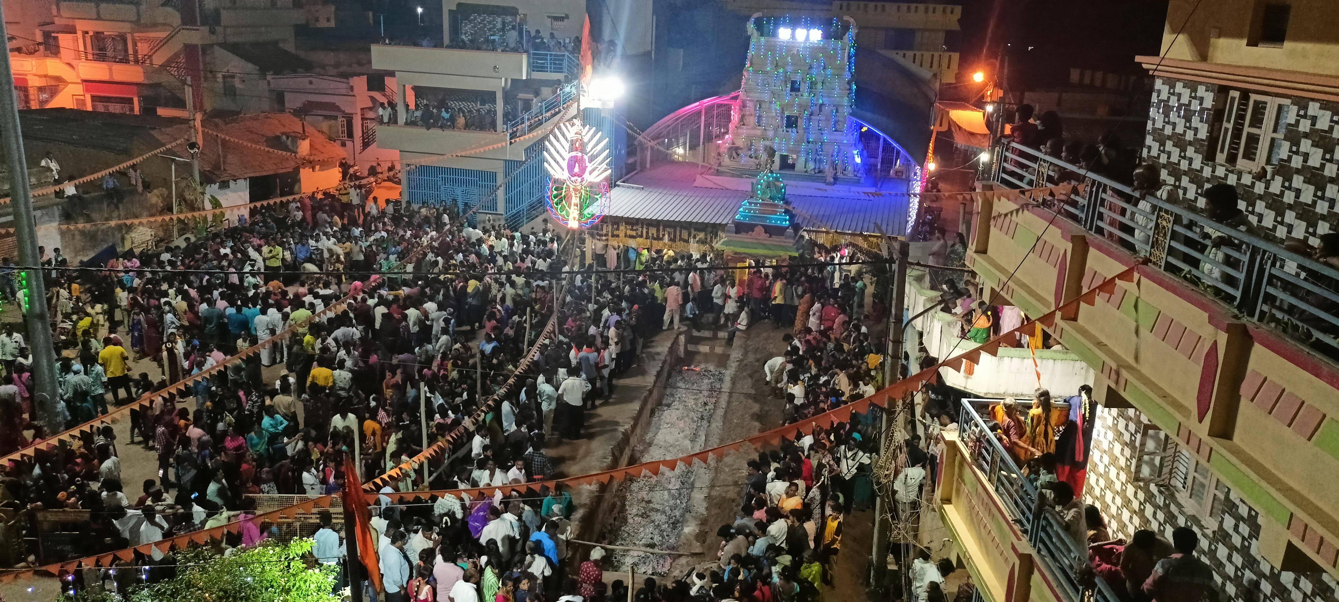 ಕುದೂರಮ್ಮ ದೇವಾಲಯದ ಆವರಣದಲ್ಲಿ ನಿರ್ಮಾಣವಾಗಿರುವ ಅಗ್ನಿಕುಂಡ