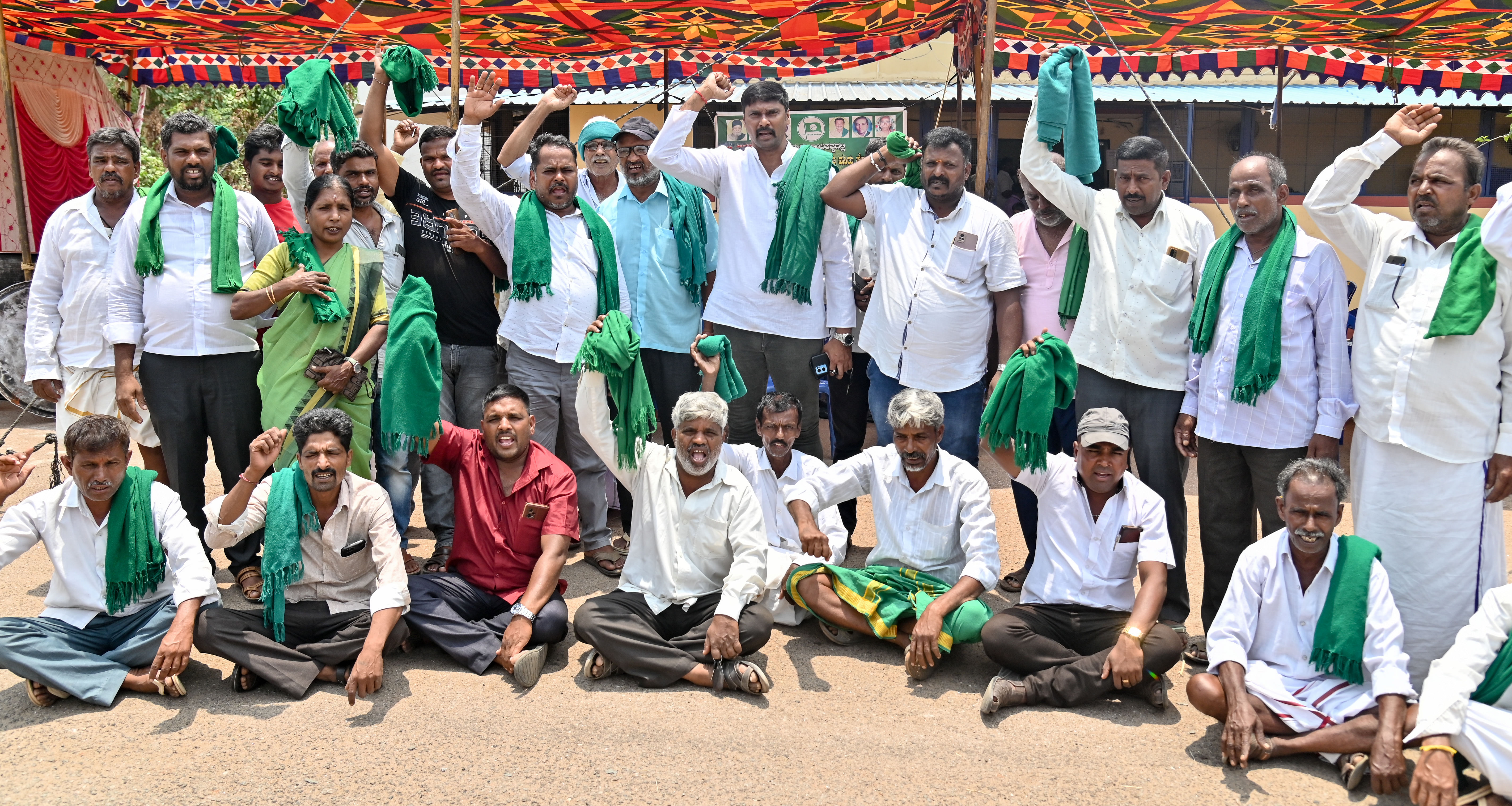 ರೇಷ್ಮೆ ಬೆಳೆಗಾರರಿಗೆ ನ್ಯಾಯ ಒದಗಿಸಬೇಕೆಂದು ಒತ್ತಾಯಿಸಿ ಕರ್ನಾಟಕ ರಾಜ್ಯ ರೈತ ಸಂಘ ಹಾಗೂ ಹಸಿರು ಸೇನೆ ಸದಸ್ಯರು ಎಪಿಎಂಸಿ ರೇಷ್ಮೆ ಮಾರುಕಟ್ಟೆಗೆ ಮುತ್ತಿಗೆ ಹಾಕಿ ಪ್ರತಿಭಟಿಸಿದರು –ಪ್ರಜಾವಾಣಿ ಚಿತ್ರ