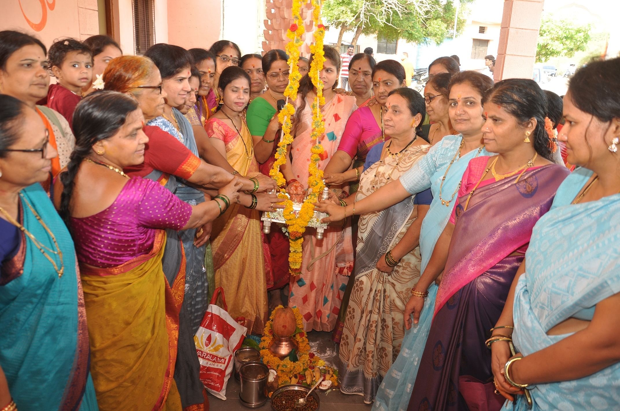 ವಿಜಯಪುರ ನಗರದ ಶಹಾಪೂರ ಅಗಸಿ ಬಳಿಯಿರುವ ಆಂಜನೇಯ ದೇವಸ್ಥಾನದಲ್ಲಿ ಮುತ್ತೈದೆಯರು ಬಾಲ ಹನುಮನ ಮೂರ್ತಿಯನ್ನು ತೊಟ್ಟಿಲಿಗೆ ಹಾಕಿ ತೂಗಿದರು.