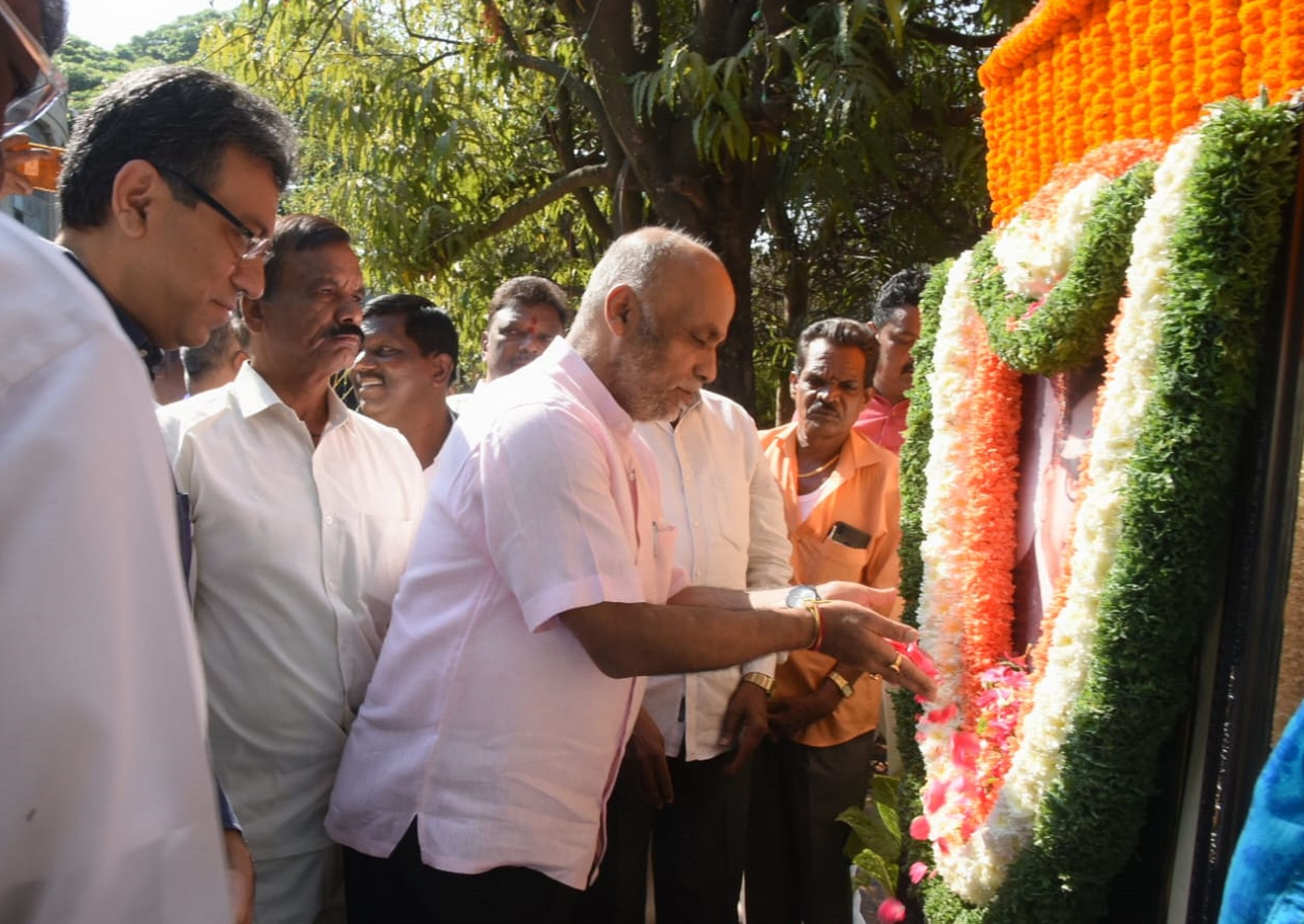 ಬಿಬಿಎಂಪಿ ಕೇಂದ್ರ ಕಚೇರಿ ಆವರಣದಲ್ಲಿ ಭಾನುವಾರ ಡಾ. ಬಿ.ಆರ್. ಅಂಬೇಡ್ಕರ್‌ ಪ್ರತಿಮೆಗೆ ಬಿಬಿಎಂಪಿ ಆಡಳಿತಗಾರ ರಾಕೇಶ್ ಸಿಂಗ್ ಪುಷ್ಪ ನಮನ ಸಲ್ಲಿಸಿದರು