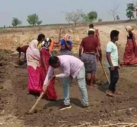 ನರಗುಂದ ತಾಲ್ಲೂಕಿನ ಕೊಣ್ಣೂರಿನ ನರೇಗಾ ಕೂಲಿಕಾರರಿಗೆ ಪಿಡಿಒ ಮಂಜುನಾಥ ಗಣಿ ಅವರು ಸ್ವತಃ ತಾವೇ ಅಳತೆಗೆ ತಕ್ಕ ಗುಂಡಿ ತೋಡಿ ಮಾದರಿಯಾದರು