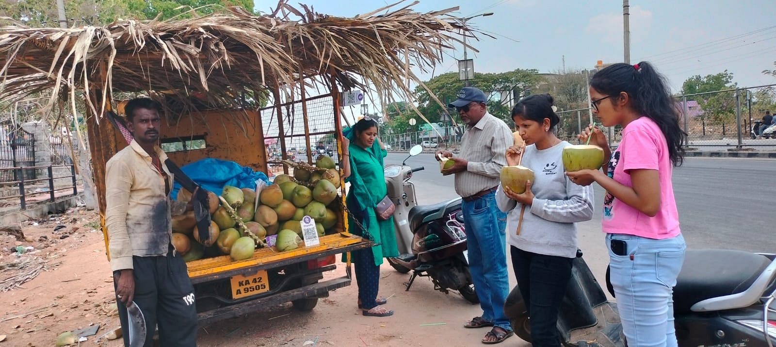 ರಾಮನಗರದ ಬೆಂಗಳೂರು–ಮೈಸೂರು ರಸ್ತೆ ಬದಿ ಎಳನೀರು ಕುಡಿದು ದಾಹ ತಣಿಸಿಕೊಳ್ಳುತ್ತಿರುವ ಜನ
ಪ್ರಜಾವಾಣಿ ಚಿತ್ರ: ಚಂದ್ರೇಗೌಡ