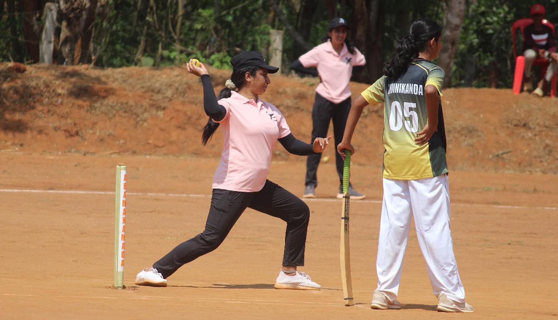 ಗೋಣಿಕೊಪ್ಪಲು ಬಳಿಯ ಬಾಳೆಲೆಯಲ್ಲಿ ನಡೆಯುತ್ತಿರುವ ಅರಮಣಮಾಡ ಕ್ರಿಕೆಟ್ ಟೂರ್ನಿಯ ಮಹಿಳಾ ವಿಭಾಗದ ಪಂದ್ಯದಲ್ಲಿ ಬಾದುಮಂಡ ತಂಡದ ಆಟಗಾರ್ತಿ ಒಬ್ಬರು ಉತ್ತಮ ಬೌಲಿಂಗ್ ಪ್ರದರ್ಶಿಸಿದರು