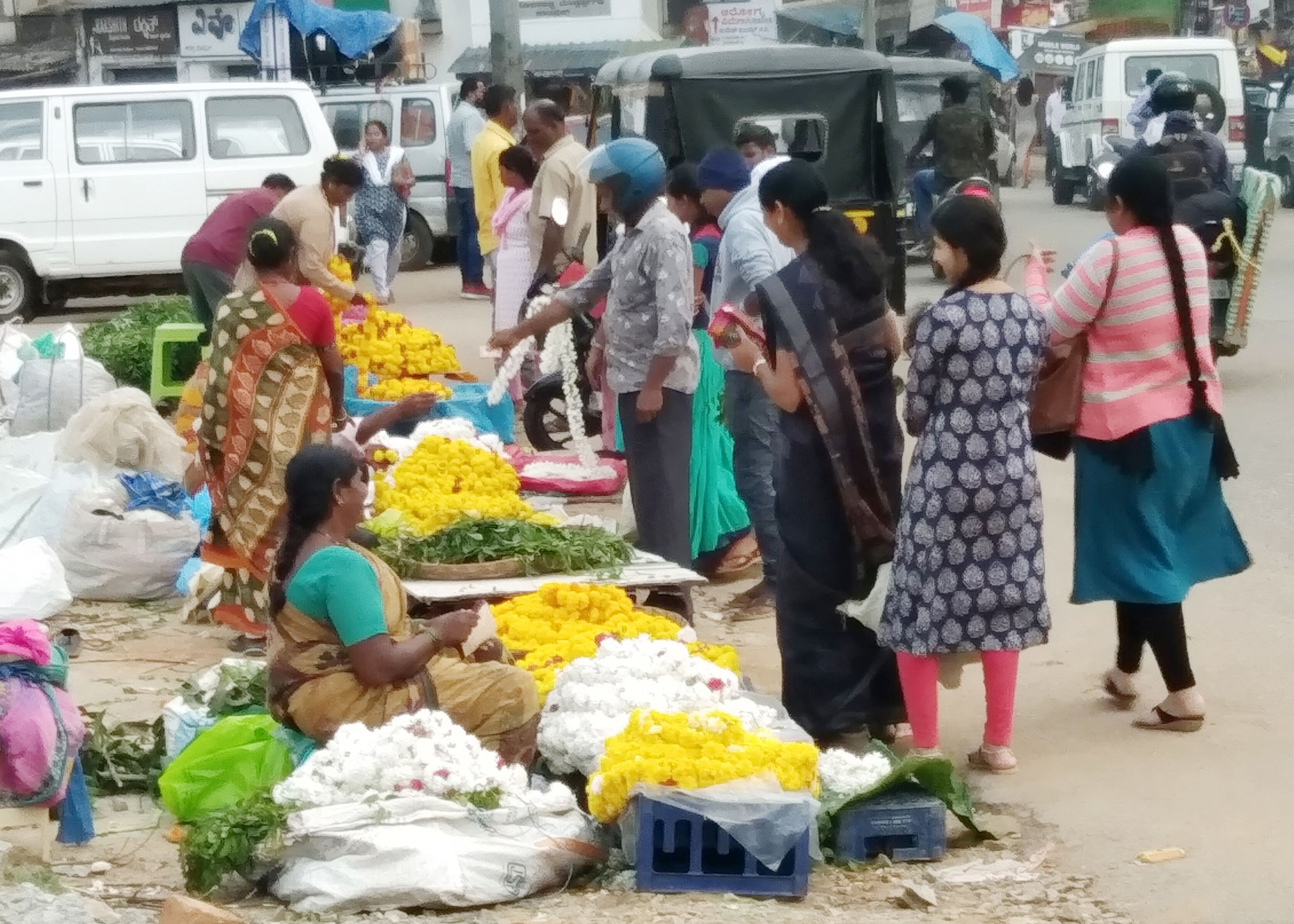 ಮೂಡಿಗೆರೆ ಪಟ್ಟಣದ ಕೆ.ಎಂ.ರಸ್ತೆಯಲ್ಲಿ ಯುಗಾದಿ ಹಬ್ಬಕ್ಕಾಗಿ ಸೋಮವಾರ ಹೂವು, ಹಣ್ಣು ಖರೀದಿಯಲ್ಲಿ ತೊಡಗಿದ್ದ ಜನ