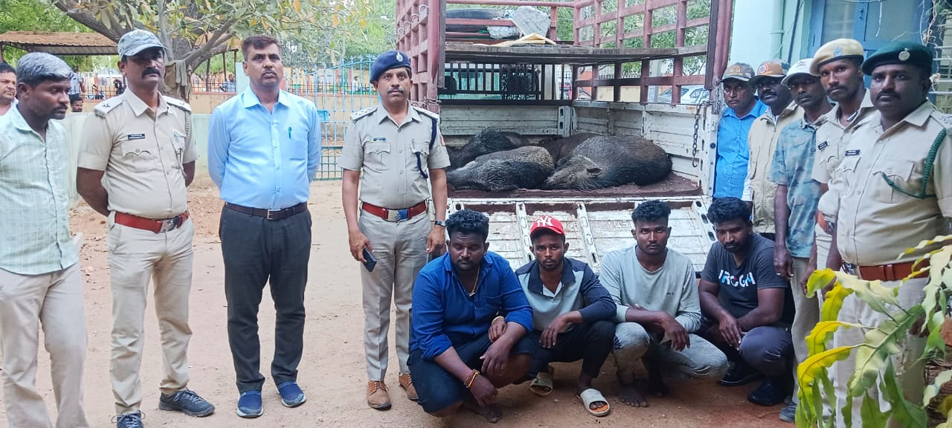 ಕೊರಟಗೆರೆ ಅರಣ್ಯಾಧಿಕಾರಿಗಳು ಬಂಧಿಸಿರುವ ಕಾಡುಹಂದಿ ಬೇಟೆಗಾರರು