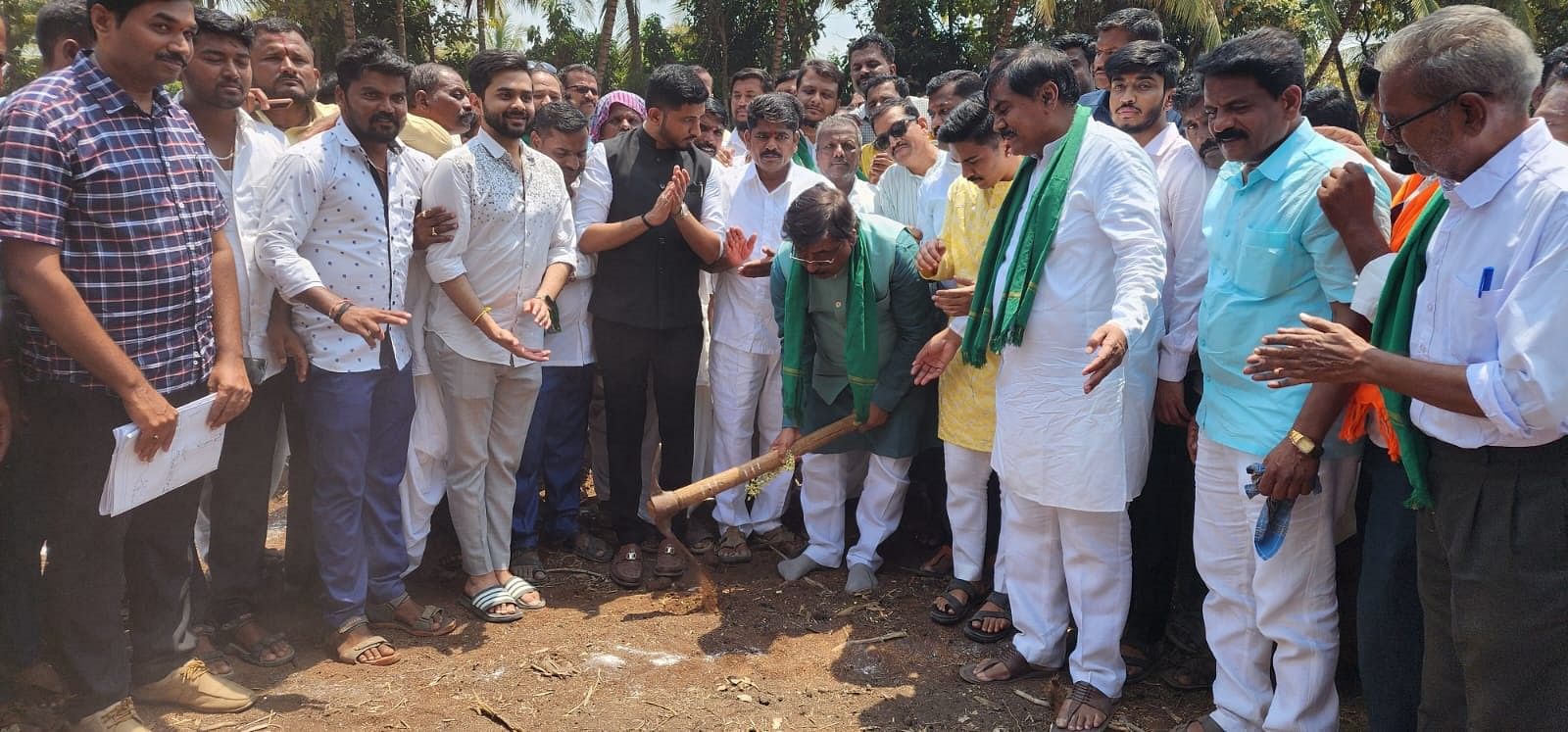 ಬಸರಕೋಡ ವ್ಯಾಪ್ತಿಯಲ್ಲಿ ನಿರ್ಮಾಣಗೊಳ್ಳಲಿರುವ ಎಂಆರ್‌ಎನ್-ನಡಹಳ್ಳಿ ಎಥೆನಾಲ್, ಅಲೈಡ್ ಇಂಡಸ್ಟ್ರೀಜ್ ಸಕ್ಕರೆ ಕಾರ್ಖಾನೆಯ ಕಟ್ಟಡ ಕಾಮಗಾರಿಗೆ ಮಂಗಳವಾರ ಮುರುಗೇಶ ನಿರಾಣಿ ಭೂಮಿಪೂಜೆ ನೆರವೇರಿಸಿದರು