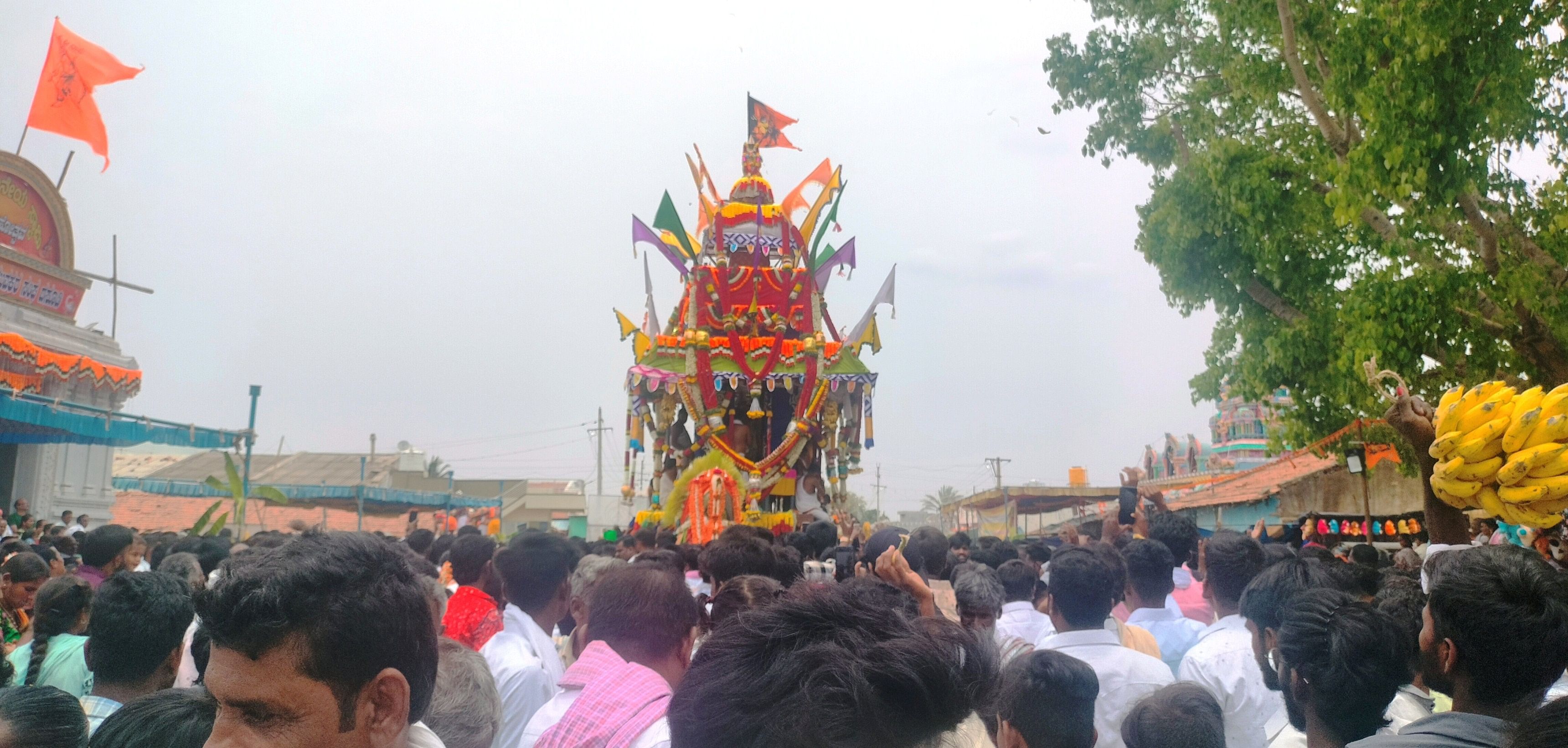 ಹುಳಿಯಾರು ಹೋಬಳಿ ದಸೂಡಿ ಆಂಜನೇಯ ಜಾತ್ರೆ ಅಂಗವಾಗಿ ಶನಿವಾರ ರಥೋತ್ಸವ ನಡೆಯಿತು