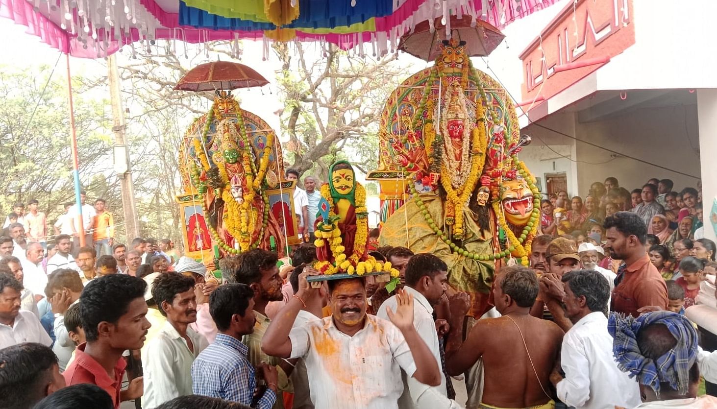 ಸತ್ತಿಗೇರಿ ಗ್ರಾಮದಲ್ಲಿ ಶನಿವಾರ ಗ್ರಾಮದೇವಿಯ ಜಾತ್ರೆ ಅಂಗವಾಗಿ ಮೆರವಣಿಗೆ ನಡೆಯಿತು