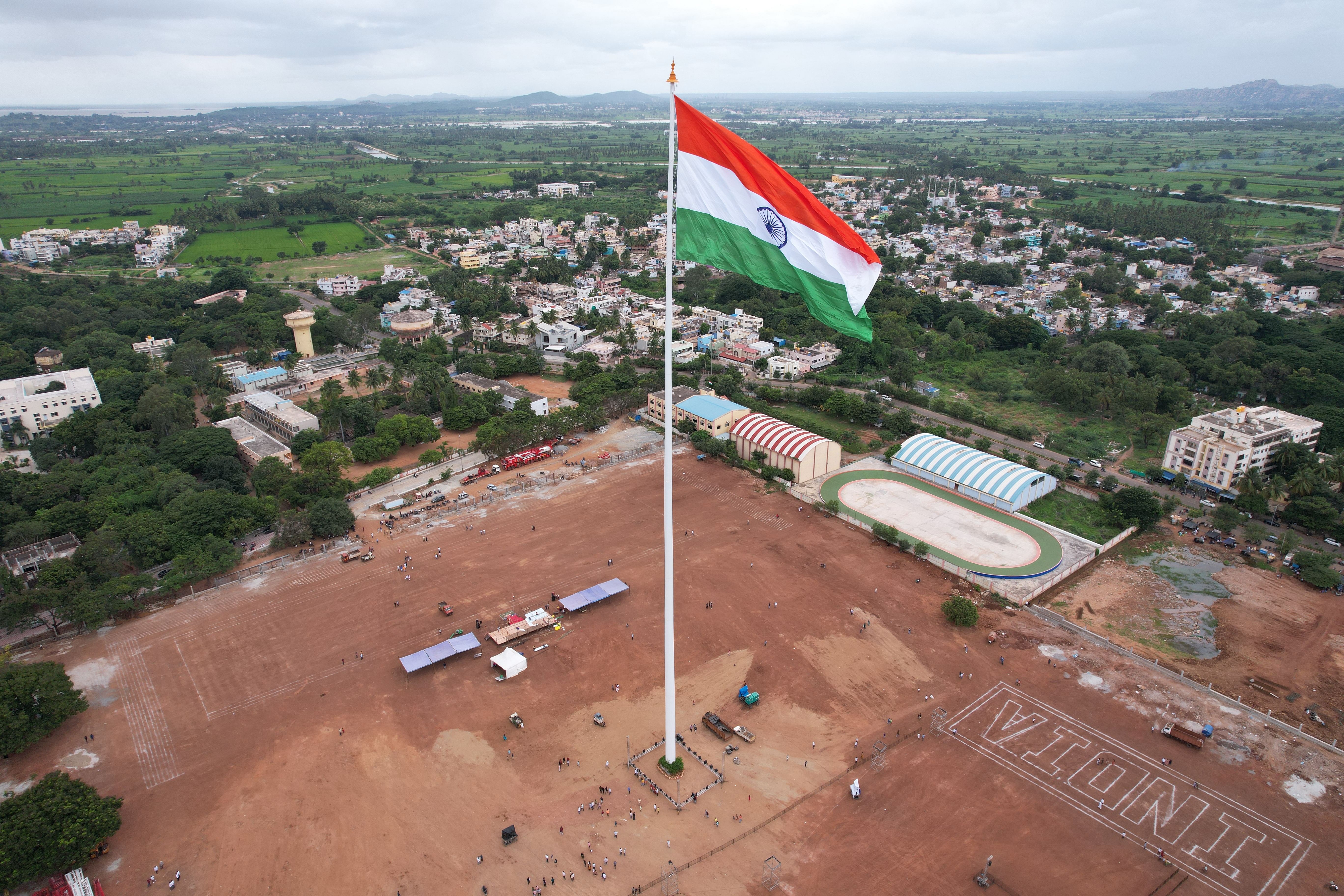 ಹೊಸಪೇಟೆಯಲ್ಲಿ ನಿರ್ಮಾಣವಾಗಿರುವ ದೇಶದ 2ನೇ ಅತ್ಯಂತ ಎತ್ತರದ (405 ಅಡಿ) ಧ್ವಜಸ್ತಂಭದಲ್ಲಿ ಹಾರಾಡುತ್ತಿರುವ ರಾಷ್ಟ್ರಧ್ವಜ  (ಸಂಗ್ರಹ ಚಿತ್ರ)