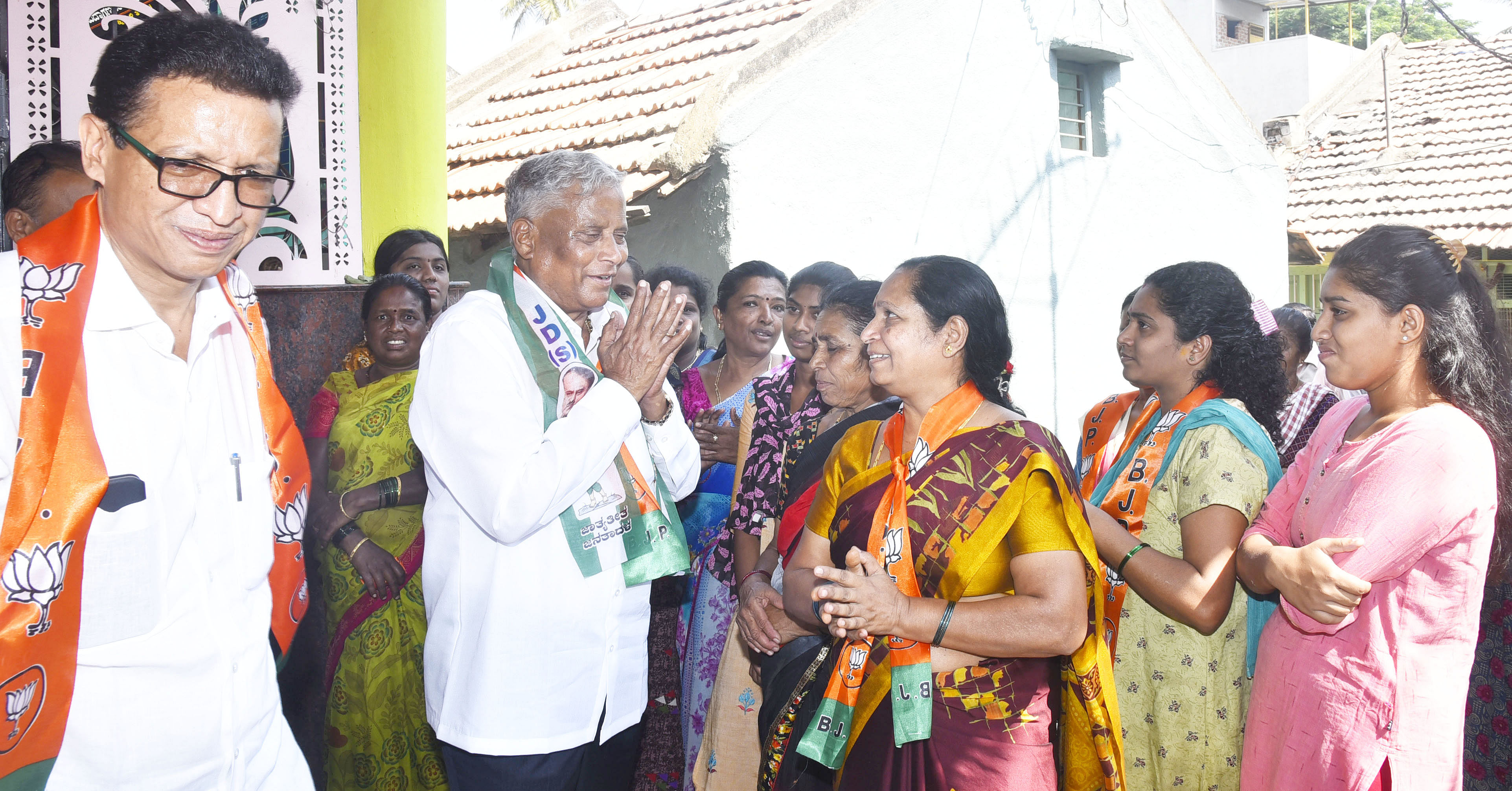 ತುಮಕೂರಿನಲ್ಲಿ ಸೋಮವಾರ ಲೋಕಸಭಾ ಕ್ಷೇತ್ರದ ಬಿಜೆಪಿ ಅಭ್ಯರ್ಥಿ ವಿ.ಸೋಮಣ್ಣ ಮತಯಾಚಿಸಿದರು. ಶಾಸಕ ಜಿ.ಬಿ.ಜ್ಯೋತಿಗಣೇಶ್‌ ಉಪಸ್ಥಿತರಿದ್ದರು