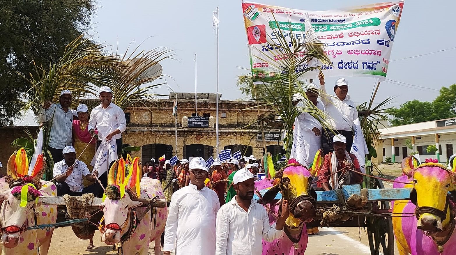 ಶಹಾಬಾದ್‌ನಲ್ಲಿ ಭಾನುವಾರ ಎತ್ತನ ಬಂಡಿಗಳ ಮೂಲಕ ಮತದಾನ ಜಾಗೃತಿ ಮೂಡಿಸಲಾಯಿತು
