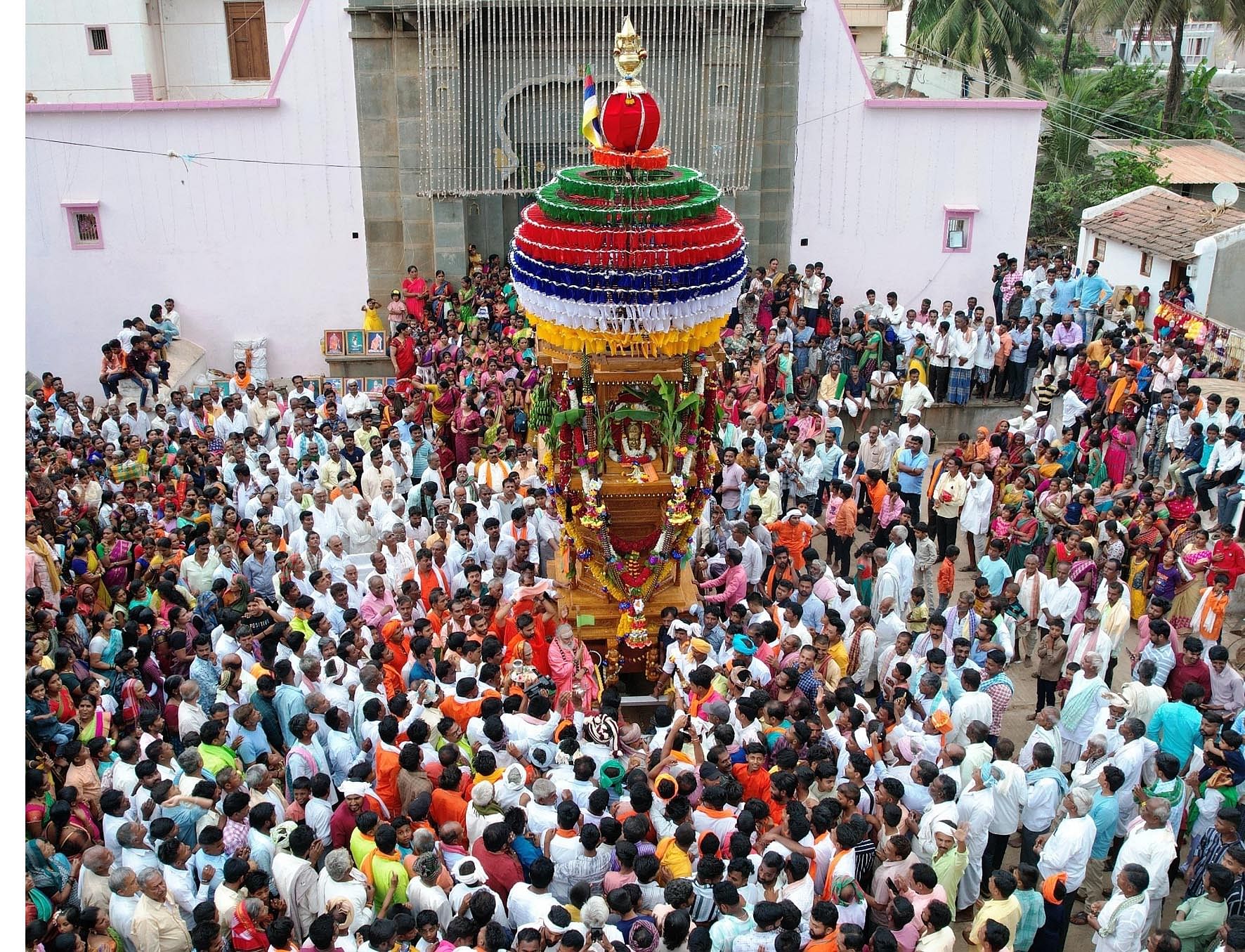 ಅಮ್ಮಿನಬಾವಿ ಪಂಚಗೃಹ ಹಿರೇಮಠದ ಪ್ರಥಮ ಜಾತ್ರಾಮಹೋತ್ಸವದ ಅಂಗವಾಗಿ ಶುಕ್ರವಾರ ಗುರು ಶಾಂತಲಿಂಗ ಶಿವಯೋಗಿಗಳ ರಥೋತ್ಸವ ಸಂಭ್ರಮದಿಂದ ಜರುಗಿತು 