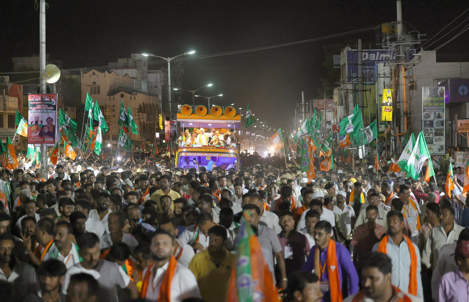 ಚನ್ನಪಟ್ಟಣದಲ್ಲಿ ಮಂಗಳವಾರ ರಾತ್ರಿ ನಡೆದ ಕೇಂದ್ರ ಗೃಹ ಸಚಿವ ಅಮಿತ್ ಶಾ ಅವರ ರೋಡ್ ಷೋನದಲ್ಲಿ ಭಾಗವಹಿಸಿದ್ದ ಬಿಜೆಪಿ ಮತ್ತು ಜೆಡಿಎಸ್ ಕಾರ್ಯಕರ್ತರು