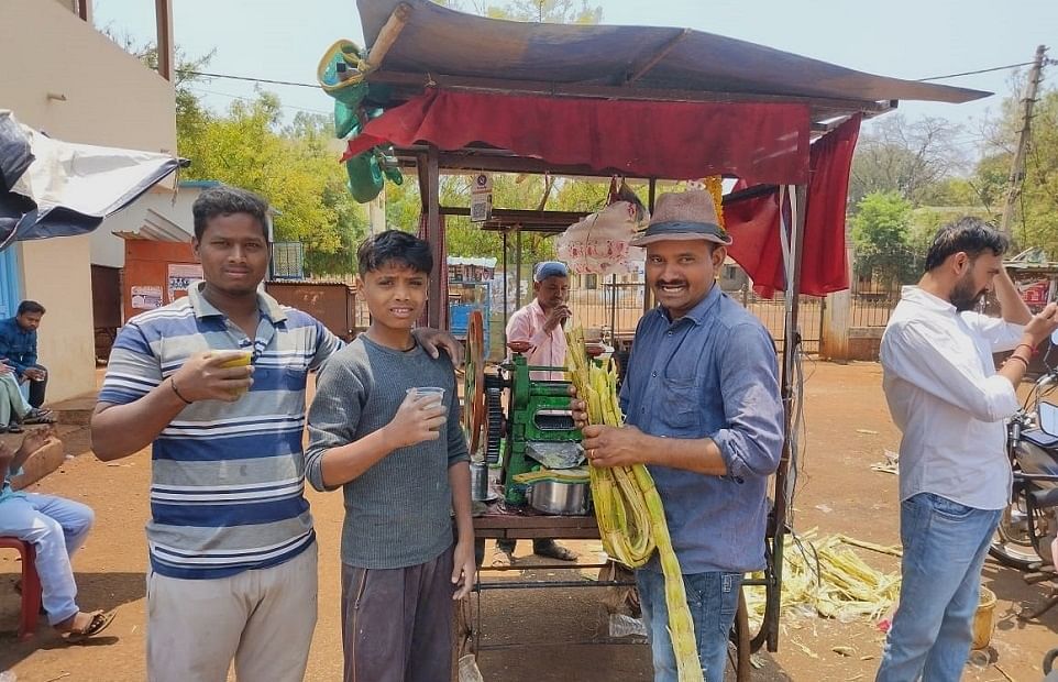 ಚಿಟಗುಪ್ಪ ಪಟ್ಟಣದಲ್ಲಿ ಬಿಸಿಲ ದಾಹ ತಣಿಸಿಕೊಳ್ಳಲು ಕಬ್ಬಿನ ಹಾಲು ಸೇವಿಸುತ್ತಿರುವ ನಾಗರಿಕರು