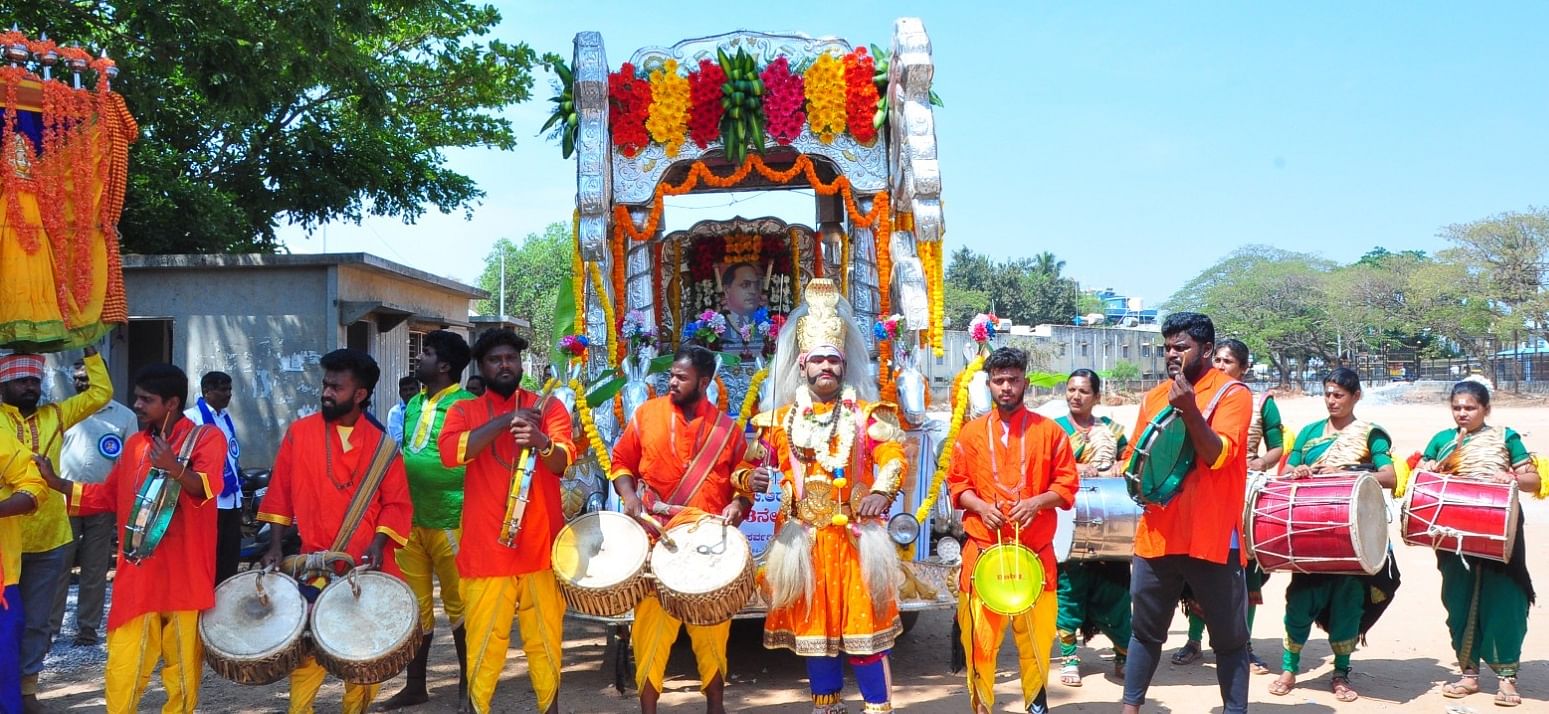 ರಾಮನಗರದಲ್ಲಿ ಭಾನುವಾರ ನಡೆದ ಅಂಬೇಡ್ಕರ್ ಜಯಂತಿ ಕಾರ್ಯಕ್ರಮದ ಪ್ರಯುಕ್ತ ಸಾರೋಟಿನಲ್ಲಿ ಜರುಗಿದ ಅಂಬೇಡ್ಕರ್ ಅವರ ಭಾವಚಿತ್ರದ ಮೆರವಣಿಗೆಗೆ ಜಾನಪದ ಕಲಾತಂಡಗಳು ಸಾಥ್ ನೀಡಿದವು