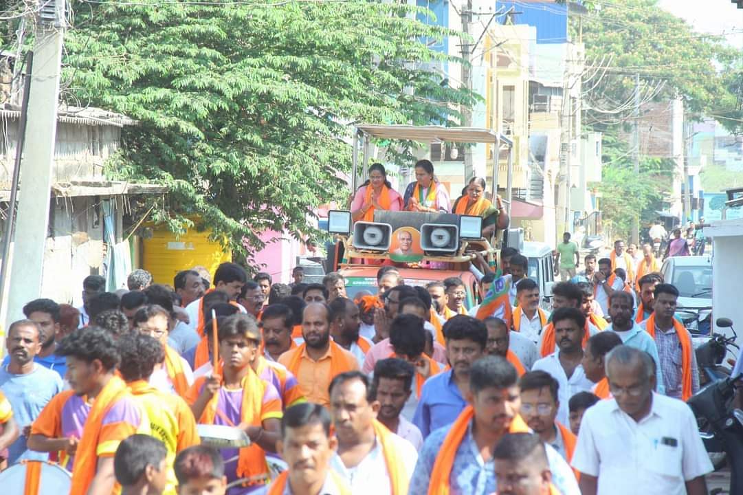 ದಾವಣಗೆರೆಯ ವಿವಿಧೆಡೆ ಬಿಜೆಪಿ ಅಭ್ಯರ್ಥಿ ಗಾಯತ್ರಿ ಸಿದ್ದೇಶ್ವರ ತೆರೆದ ವಾಹನದಲ್ಲಿ ಪ್ರಚಾರ ನಡೆಸಿದರು. ಬಿಜೆಪಿ ಮುಖಂಡರು ಪಾಲ್ಗೊಂಡಿದ್ದರು.