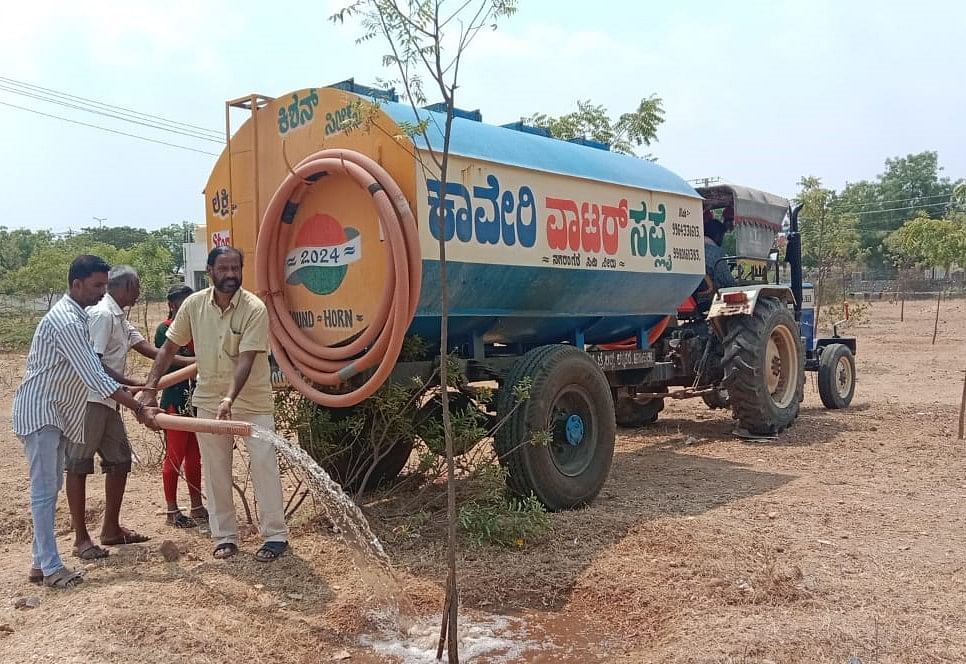 ಚಳ್ಳಕೆರೆ: ಬೇಸಗೆ ಬಿರು ಬಿಸಿಲು ಹಾಗೂ ನೀರಿನ ಕೊರತೆಯಿಂದ ನಗರದ ಚಿತ್ರದುರ್ಗ ರಸ್ತೆ ಎಚ್‍ಪಿಪಿಸಿ ಸರ್ಕಾರಿ ಪ್ರಥಮ ದರ್ಜೆ ಕಾಲೇಜು ಆವರಣದಲ್ಲಿ ಒಣಗುತ್ತಿದ್ದ ನೂರಾರು ಗಿಡ-ಮರಗಳಿಗೆ ಪ್ರಾಂಶುಪಾಲ ಪ್ರೊ.ಬಿ.ಎಸ್. ಮಂಜುನಾಥ್ ಗುರುವಾರ ಟ್ಯಾಂಕರ್ ಮೂಲಕ ನೀರು ಪೂರೈಕೆ ಮಾಡಿದರು