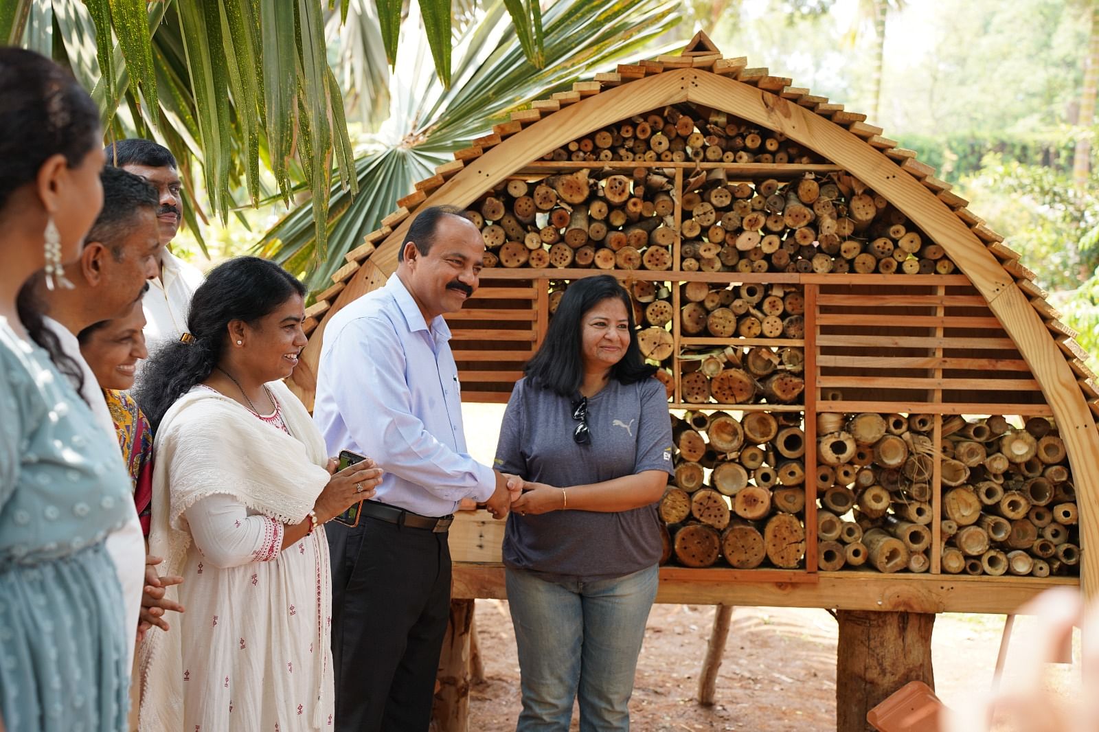 ಲಾಲ್‌ಬಾಗ್‌ನಲ್ಲಿ ಶುಕ್ರವಾರ ನೂತನವಾಗಿ ಇನ್‌ಸೆಕ್ಟ್‌ ಕೆಫೆಗಳನ್ನು ಸ್ಥಾಪಿಸಲಾಯಿತು. (ಎಡದಿಂದ) ಲಾಲ್‌ಬಾಗ್‌ನ ಉಪನಿರ್ದೇಶಕಿ ಜಿ. ಕುಸುಮಾ, ತೋಟಗಾರಿಕೆ ಇಲಾಖೆ ಜಂಟಿ ನಿರ್ದೇಶಕ ಎಂ. ಜಗದೀಶ್, ರೂಮಿ ಮಲ್ಲಿಕ್‌ ಮಿತ್ರಾ ಭಾಗವಹಿಸಿದ್ದರು.