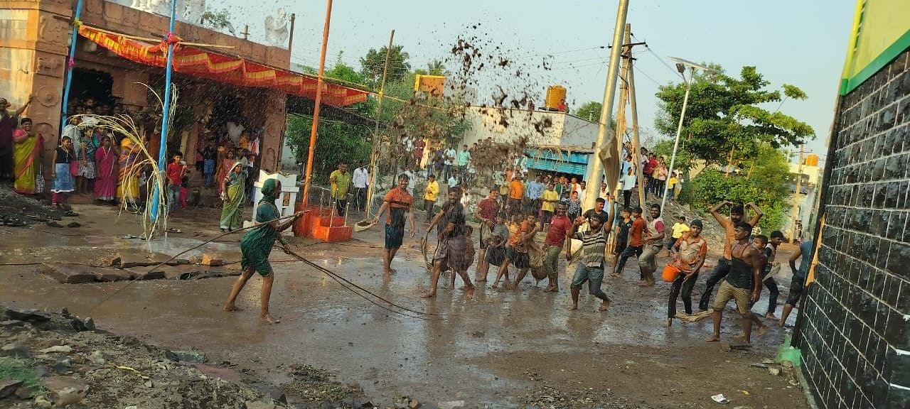 ಮಹಾಲಿಂಗಪುರ ಸಮೀಪದ ಸೈದಾಪುರ ಗ್ರಾಮದಲ್ಲಿ ಶಿವಲಿಂಗೇಶ್ವರ ಜಾತ್ರೆ ಅಂಗವಾಗಿ ಮಾರುತಿ ದೇವರ ಕಡೆಓಕುಳಿ ನೆರವೇರಿತು