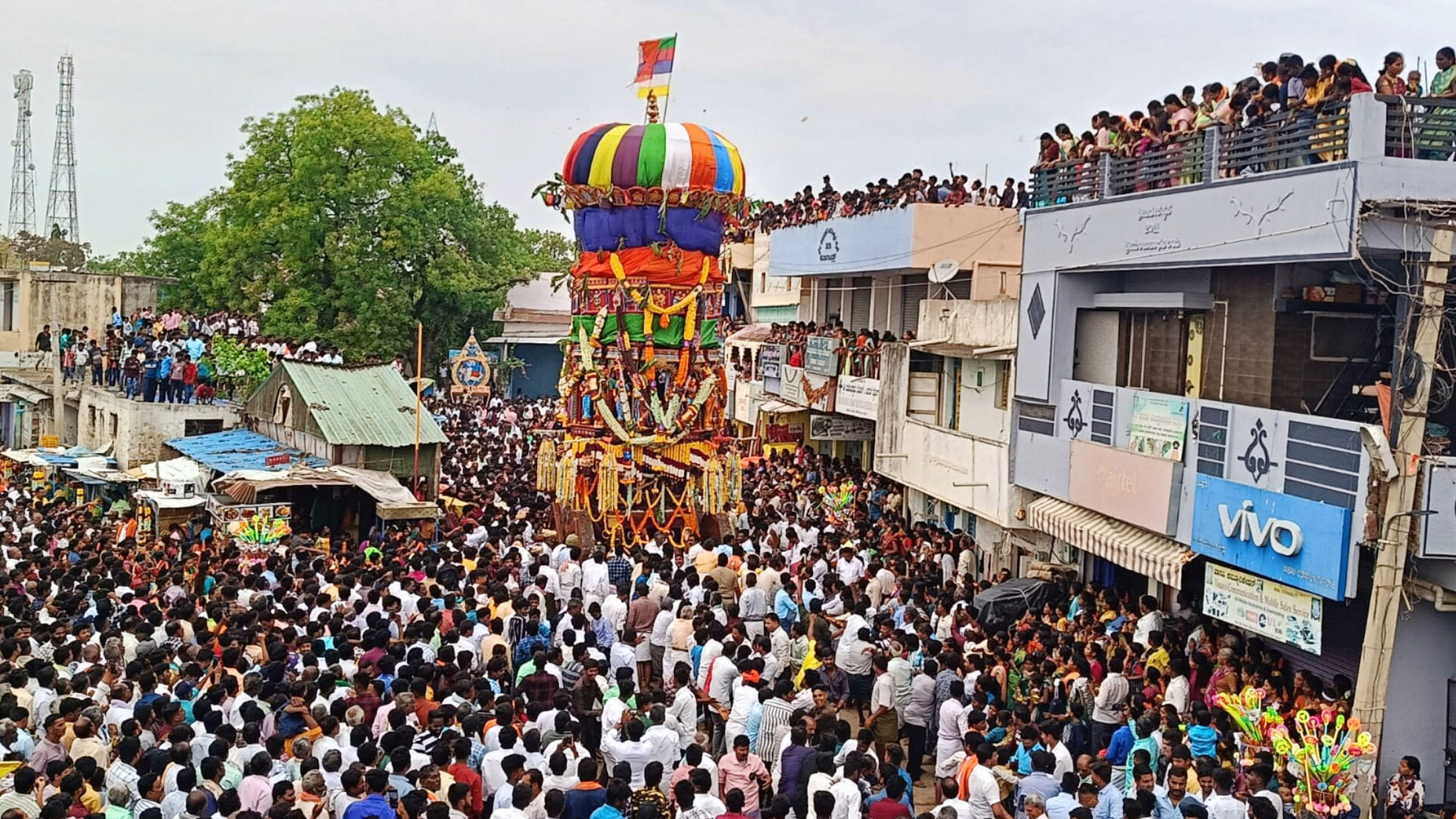 ಕಂಪ್ಲಿ ತಾಲ್ಲೂಕು ಎಮ್ಮಿಗನೂರು ಗ್ರಾಮದ ಪ್ಯಾಟೆ ಬಸವೇಶ್ವರ ರಥೋತ್ಸವ ಶನಿವಾರ ವಿಜೃಂಭಣೆಯಿಂದ ಜರುಗಿತು