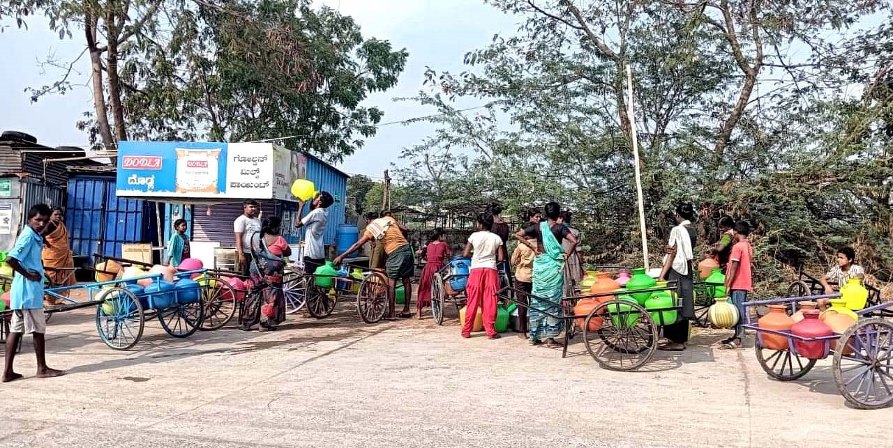 ಕುರುಗೋಡು ಸಮೀಪದ ಸಿರಿಗೇರಿ ಗ್ರಾಮದ ಜನತಾ ಕಾಲೋನಿಯ ಸಾರ್ವಜನಿಕ ನಲ್ಲಿಯ ಬಳಿ ನೀರಿಗಾಗಿ ಕಾಯುತ್ತಿರುವ ಮಹಿಳೆಯರು