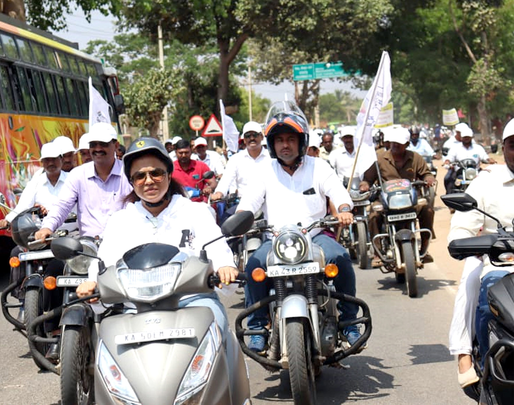 ದೊಡ್ಡಬಳ್ಳಾಪುರ ಸ್ವೀಪ್ ಸಮಿತಿ ವತಿಯಿಂದ ಮತದಾನ ಜಾಗೃತಿಗಾಗಿ ಸೋಮವಾರ ನಡೆದ ಬೈಕ್‌ ರ್ಯಾಲಿಯಲ್ಲಿ ಜಿಲ್ಲಾ ಪಂಚಾಯಿತಿ ಮುಖ್ಯ ಕಾರ್ಯನಿರ್ವಾಹಕ ಅಧಿಕಾರಿ ಡಾ.ಕೆ.ಎನ್.ಅನುರಾಧ,  ತಾಲ್ಲೂಕು ಸ್ವೀಪ್‌ ಸಮಿತಿ ಅಧ್ಯಕ್ಷ ಎನ್. ಮುನಿರಾಜು ಭಾಗವಹಿಸಿದ್ದರು