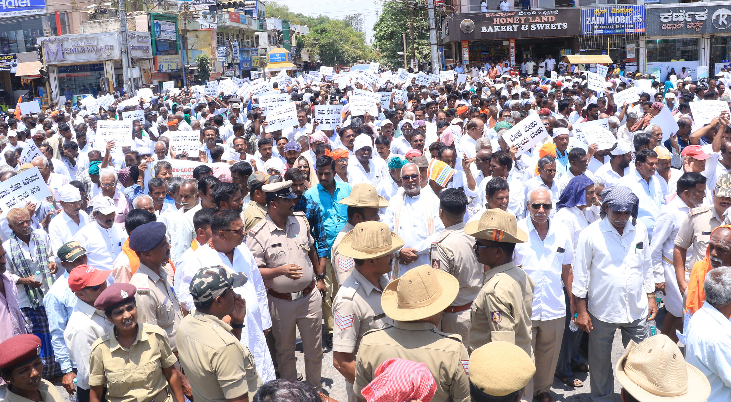 ಹುಬ್ಬಳ್ಳಿಯ ವಿದ್ಯಾರ್ಥಿನಿ ನೇಹಾ ಹಿರೇಮಠ ಕೊಲೆ ಖಂಡಿಸಿ ಚಾಮರಾಜನಗರದಲ್ಲಿ ಬುಧವಾರ ಹಮ್ಮಿಕೊಳ್ಳಲಾಗಿದ್ದ ಪ್ರತಿಭಟನೆಯಲ್ಲಿ ವೀರಶೈವ ಲಿಂಗಾಯತ ಸಮುದಾಯದವರು ಭಾರಿ ಸಂಖ್ಯೆಯಲ್ಲಿ ಸೇರಿದ್ದರು