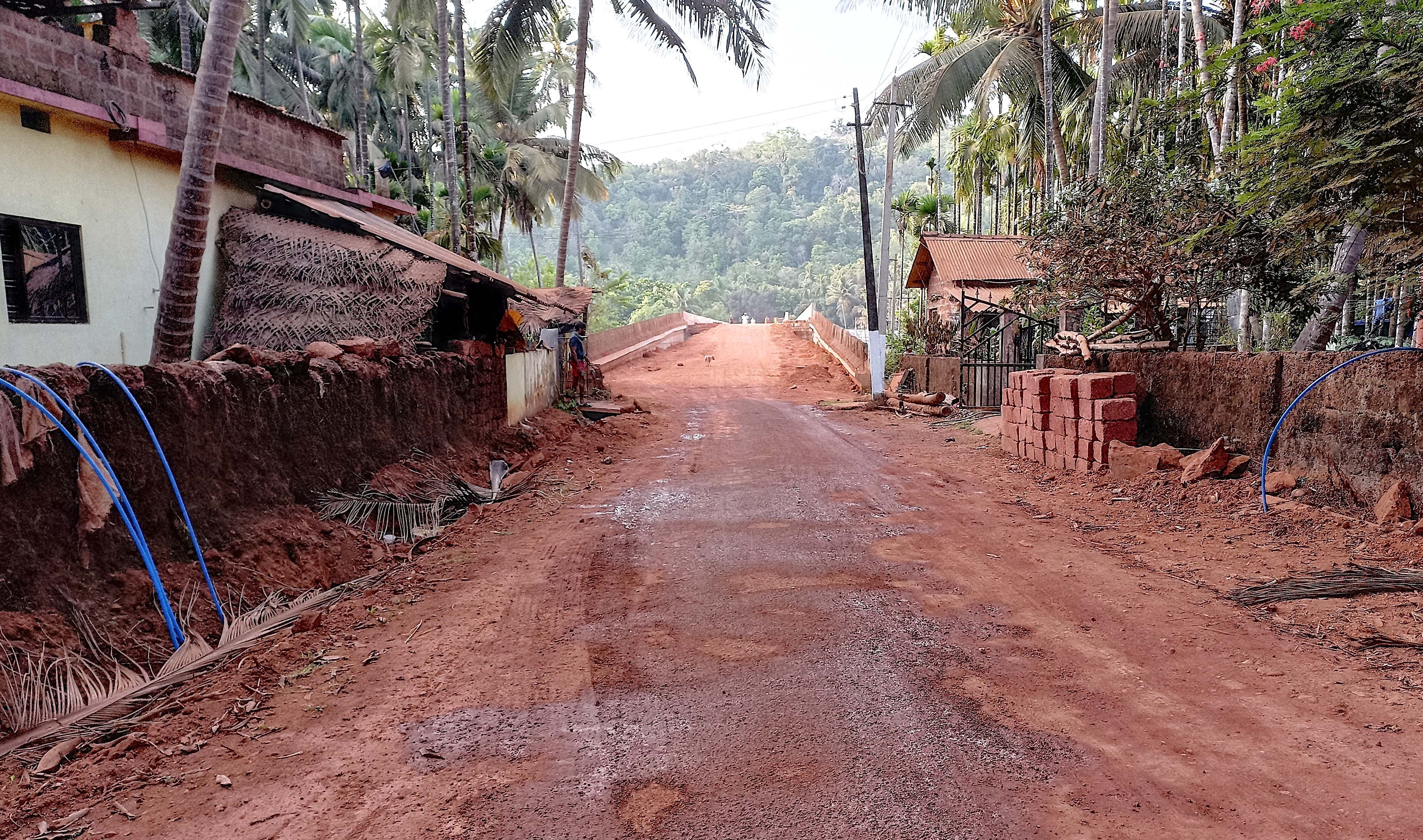 ೧೫ಕೆಎAಟಿ೧ಇಪಿ: ಕುಮಟಾ ತಾಲ್ಲೂಕಿನ ಬೊಗರಿಬೈಲ-ಉಪ್ಪಿನಪಟ್ಟಣ ಧಕ್ಕೆ ನಡುವಿನ ಅಘನಾಶಿನಿ ಸೇತುವೆಯ ಸಂಪರ್ಕ ರಸ್ತೆ ಕಾಮಗಾರಿ ನೆನಗುದಿಗೆ ಬಿದ್ದಿರುವುದು