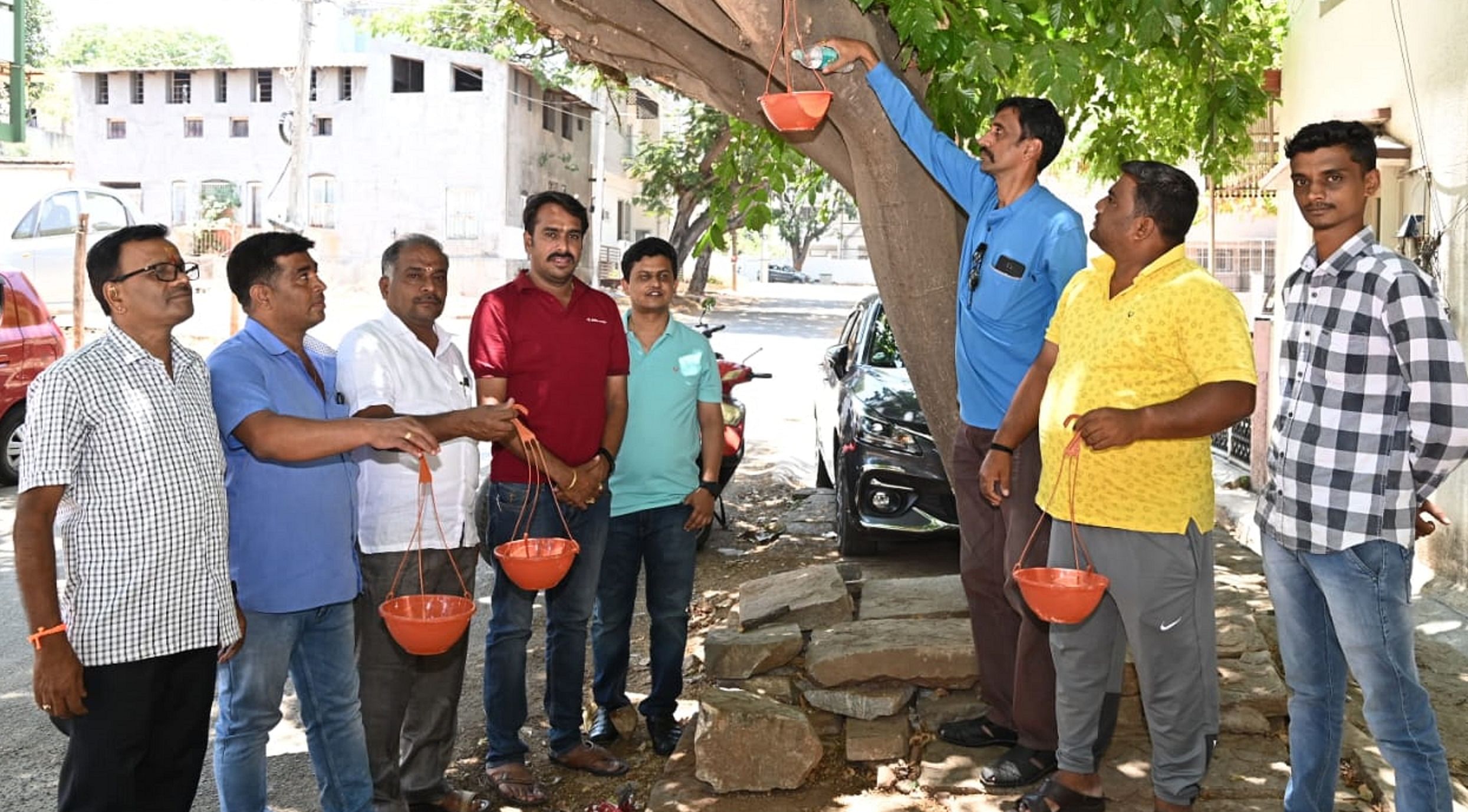 ಮೈಸೂರಿನ ಲಕ್ಷ್ಮಿಪುರಂನಲ್ಲಿ ಕೆಎಂಪಿಕೆ ಟ್ರಸ್ಟ್, ಅರಿವು ಸಂಸ್ಥೆಯಿಂದ ಪಕ್ಷಿಗಳಿಗಾಗಿ ಮರದಲ್ಲಿ ನೀರಿನ ಸಂಗ್ರಹ ಬುಟ್ಟಿ ಅಳವಡಿಸಲಾಯಿತು. ವಿಕ್ರಂ ಅಯ್ಯಂಗಾರ್, ಕೆ.ಆರ್.ಬ್ಯಾಂಕ್ ಉಪಾಧ್ಯಕ್ಷ ಬಸವರಾಜ್ ಬಸಪ್ಪ, ಗಿರೀಶ್ ರಾಮ್ ಮೂರ್ತಿ, ಎಸ್.ಎನ್.ರಾಜೇಶ್, ಶ್ರೀಕಾಂತ್ ಕಶ್ಯಪ್, ಬೈರತಿ ಲಿಂಗರಾಜು, ಚಕ್ರಪಾಣಿ, ಮಹೇಶ್ ಕುಮಾರ್, ಭಂಡಾರಿ, ದಯಾನಂದ್ ಭಾಗವಹಿಸಿದ್ದರು