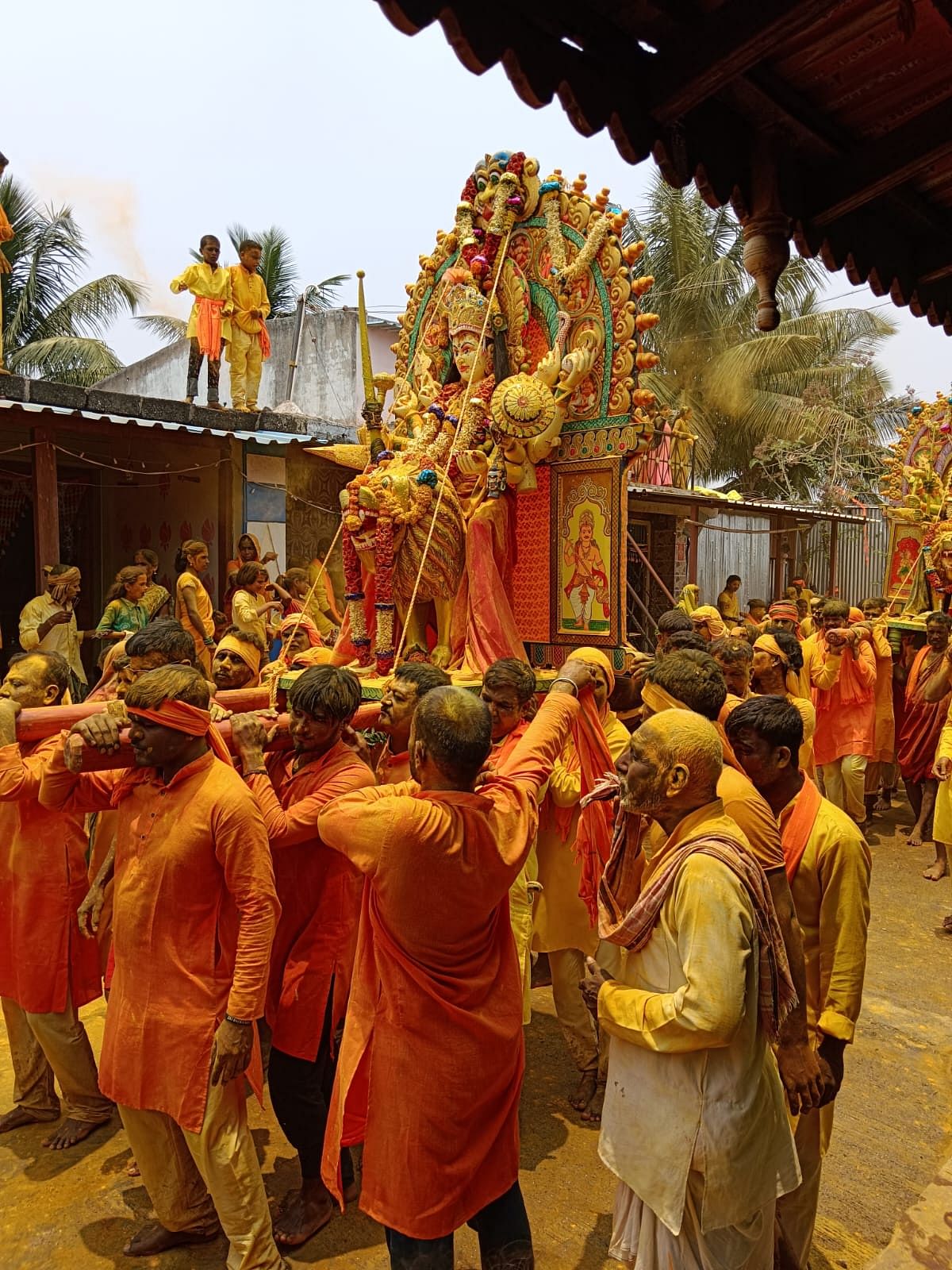 ನವಲಗುಂದ ತಾಲ್ಲೂಕಿನ ಶಿರೂರು ಗ್ರಾಮದೇವತೆಗಳ ಮೂರ್ತಿ ಪ್ರಾಣ ಪ್ರತಿಷ್ಠಾಪನೆ ಮೆರವಣಿಗೆಯಲ್ಲಿ ಭಂಡಾರದ ಹೊನ್ನಾಟದ ಸಂಭ್ರಮದಲ್ಲಿ ಭಕ್ತರು