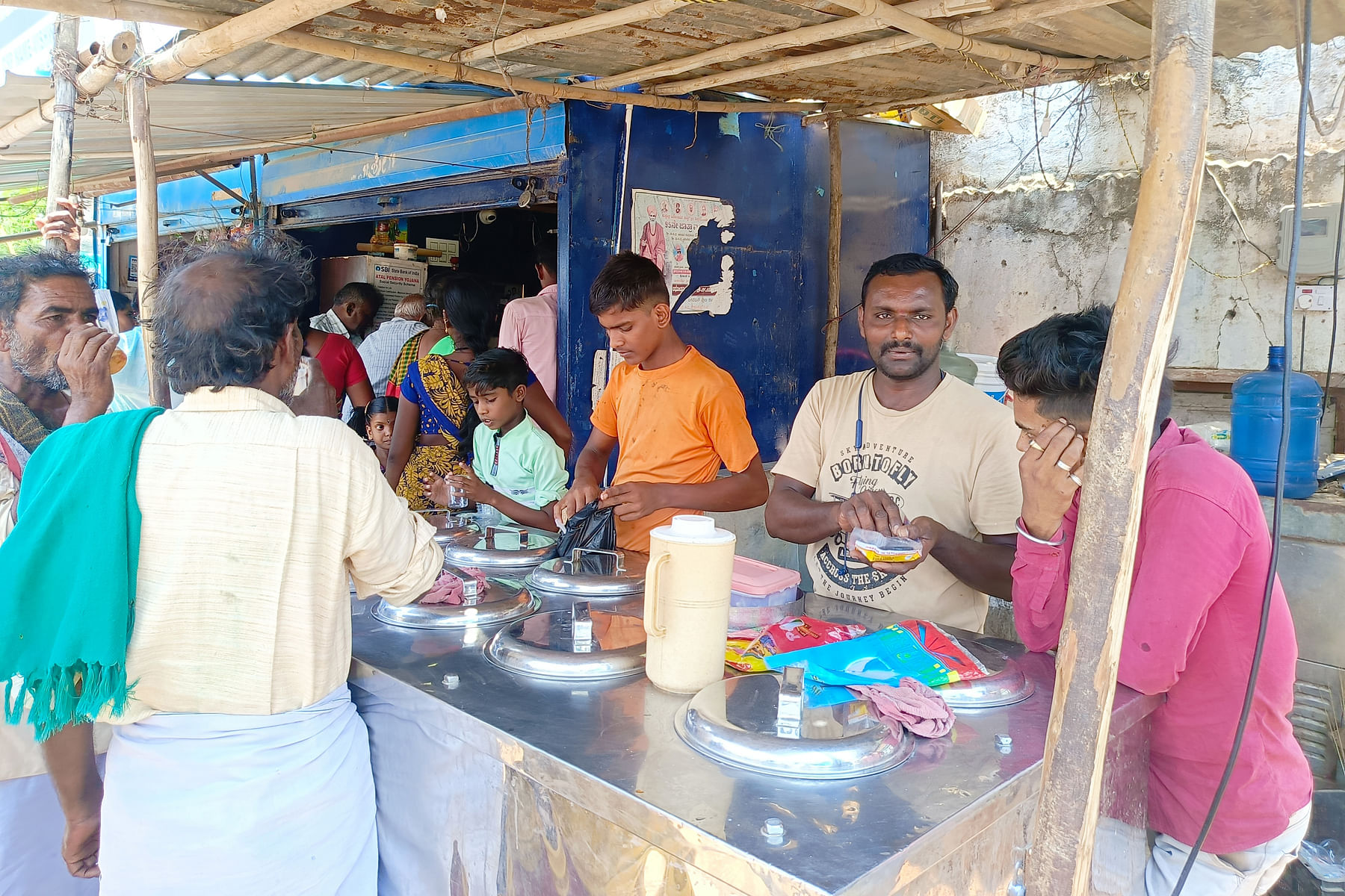 ಕವಿತಾಳದ ಜ್ಯೂಸ್‌ ಅಂಗಡಿ ಎದುರು ಜನರು ತಂಪು ಪಾನೀಯ ಕುಡಿಯುತ್ತಿರುವುದು