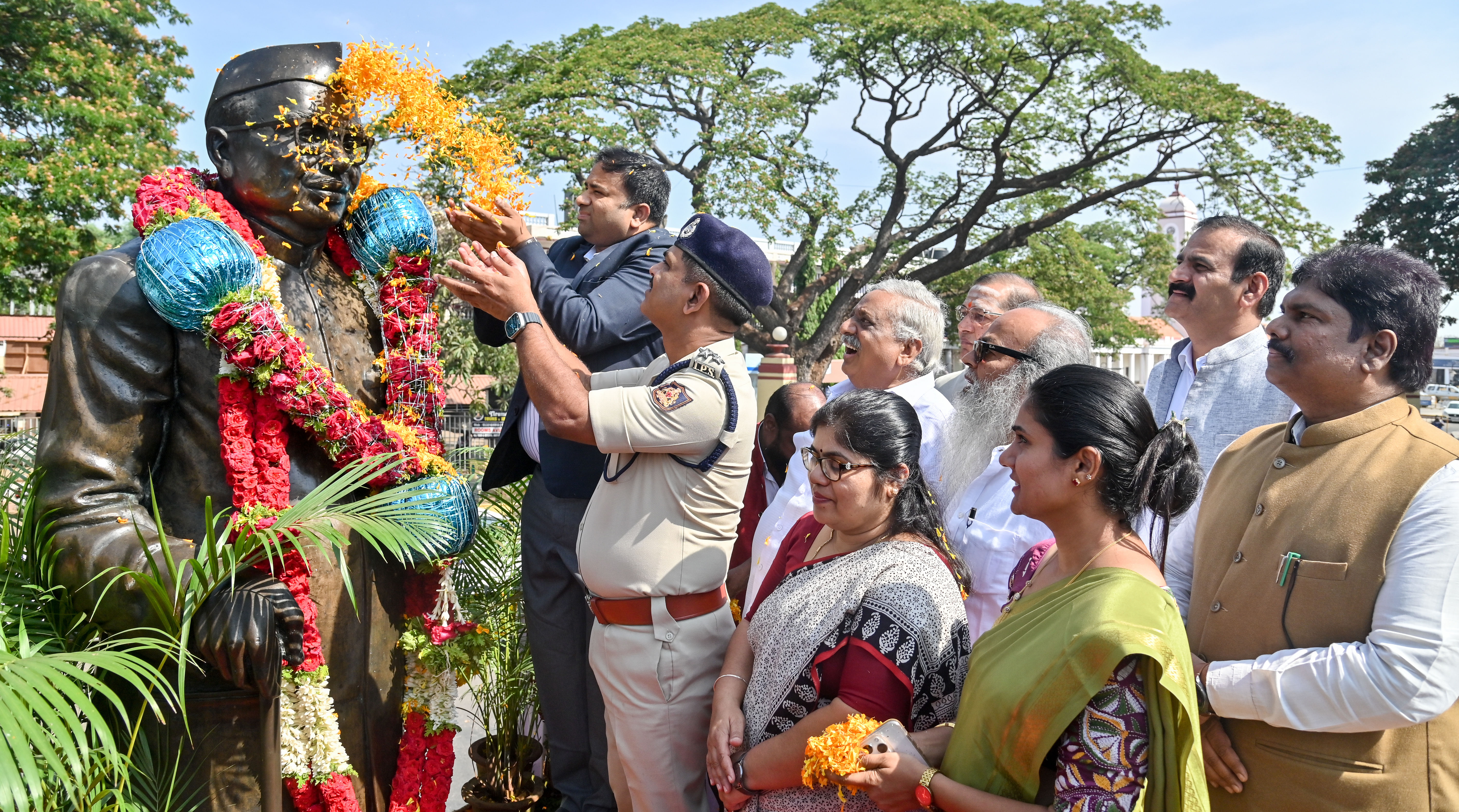 ಮೈಸೂರಿನ ರೈಲು ನಿಲ್ದಾಣ ಸಮೀಪದ ವೃತ್ತದಲ್ಲಿ ಜಿಲ್ಲಾಡಳಿತದಿಂದ ಬಾಬು ಜಗಜೀವನರಾಂ ಜಯಂತಿ ಅಂಗವಾಗಿ ಡಾ.ಕೆ.ವಿ. ರಾಜೇಂದ್ರ ಅವರು ಪ್ರತಿಮೆಗೆ ಪುಷ್ಪನಮನ ಸಲ್ಲಿಸಿದರು. ರಮೇಶ್ ಬಾನೋತ್, ಕೆ.ಎಂ.ಗಾಯಿತ್ರಿ, ಎನ್.ಎಸ್. ಮಧು, ಪ್ರೊ.ಎನ್.ಕೆ. ಲೋಕನಾಥ್‌ ಪಾಲ್ಗೊಂಡಿದ್ದರು –ಪ್ರಜಾವಾಣಿ ಚಿತ್ರ